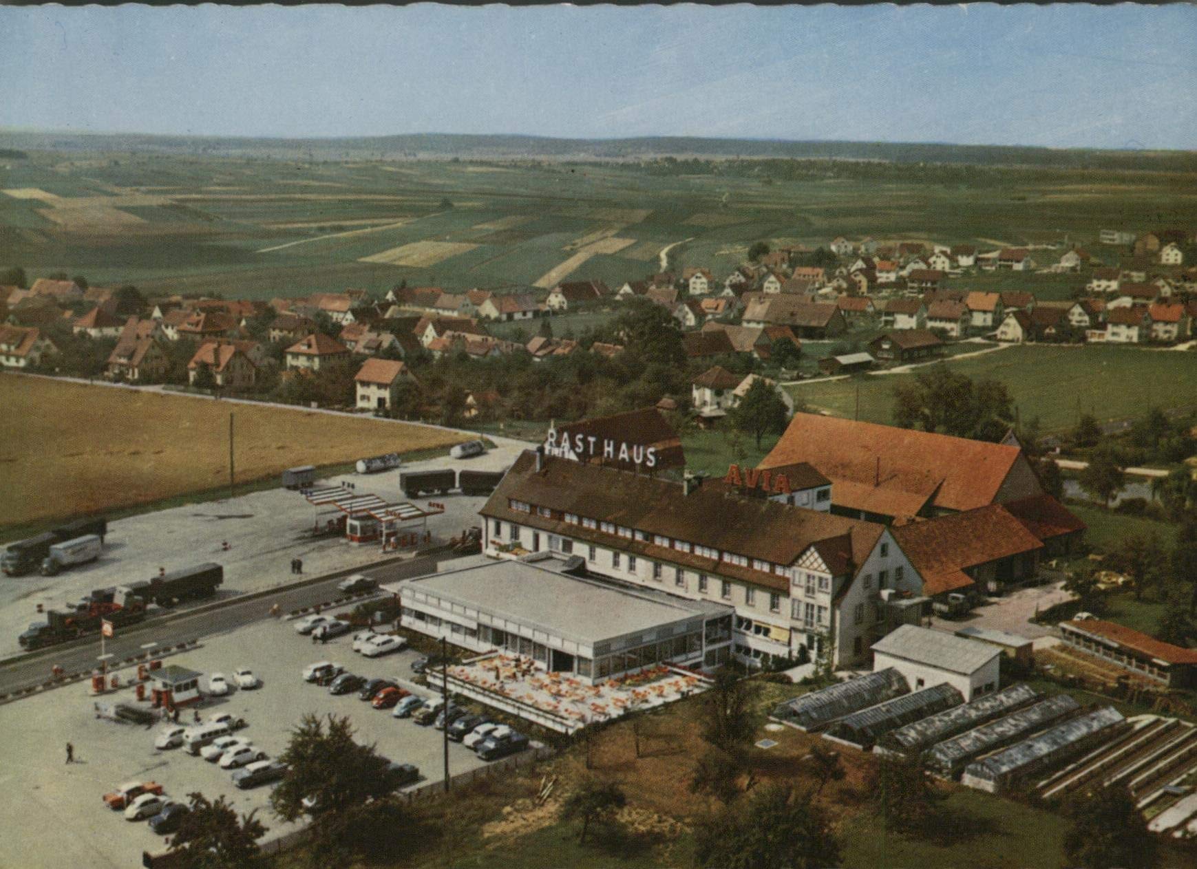 Hotel - Rasthaus "Chausee". Dornstadt bei Ulm. Bes. Christ. Schmid. AK farbig. Luftbild, Gebäudeansicht, Panoramablick, Parkplatz mit vielen Autos Maps & Plans
