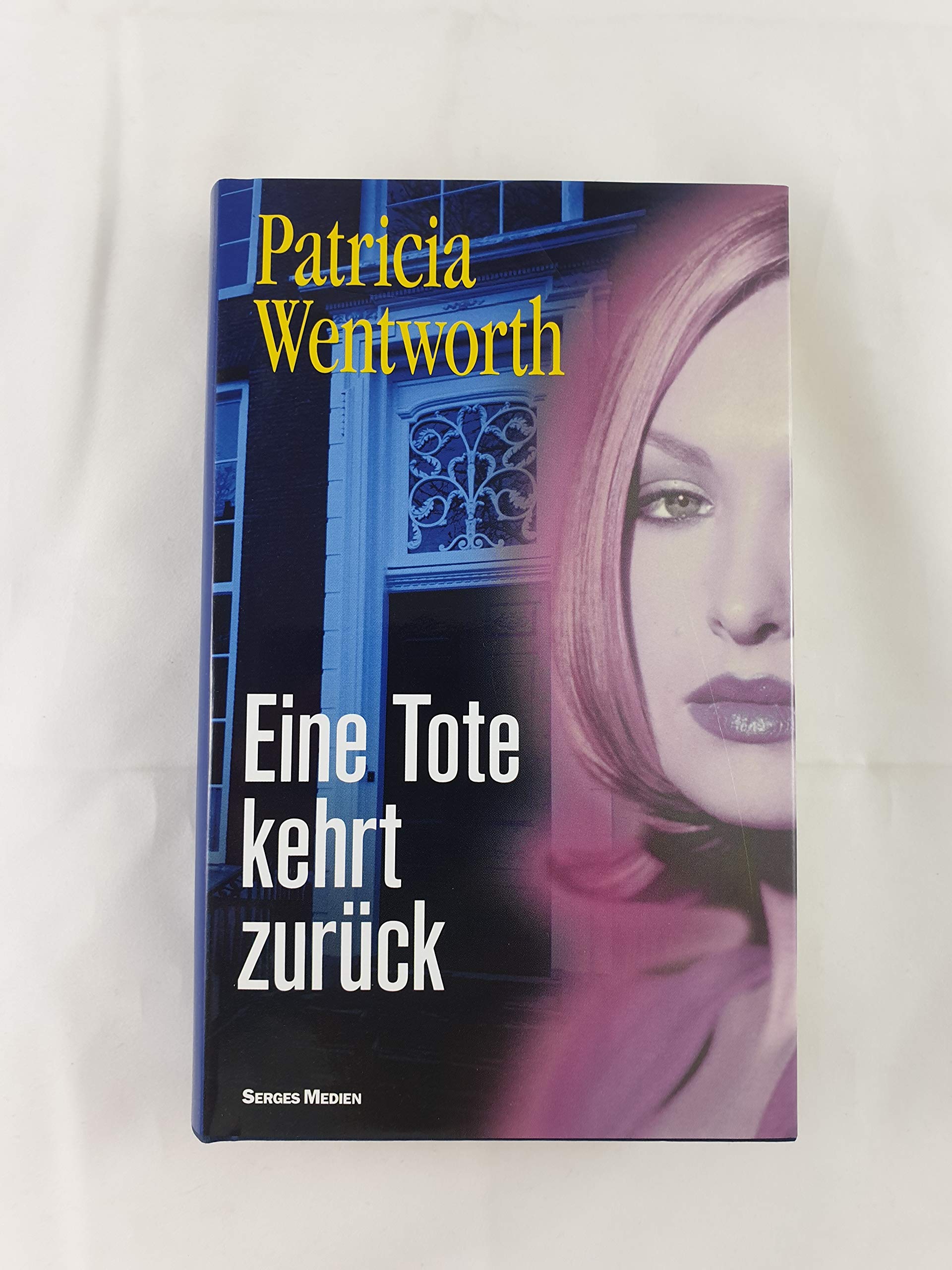 Eine Tote kehrt zurück : Roman. Books