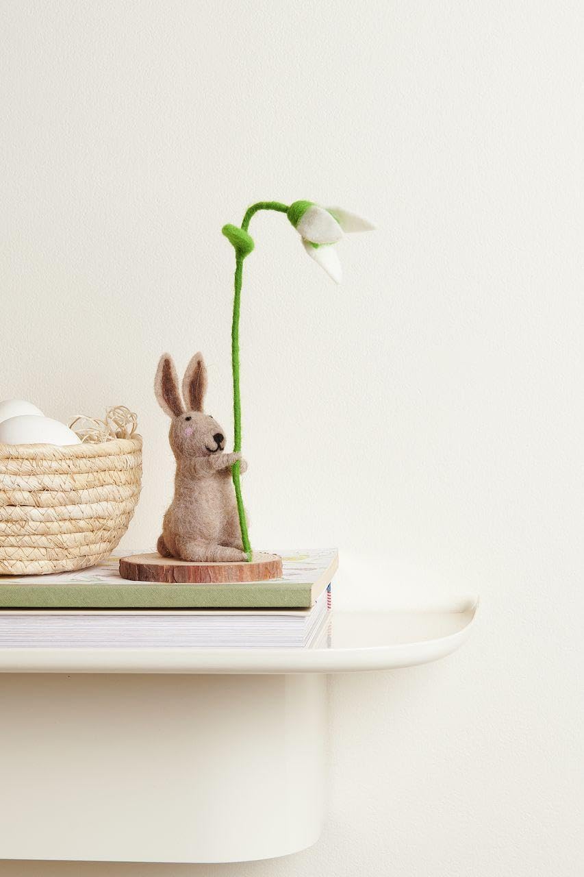 Filz-Hase mit Schneeglöckchen, Braun, auf Holzscheibe, 21 x 9,5 x 9,5cm Hobbies & Crafts
