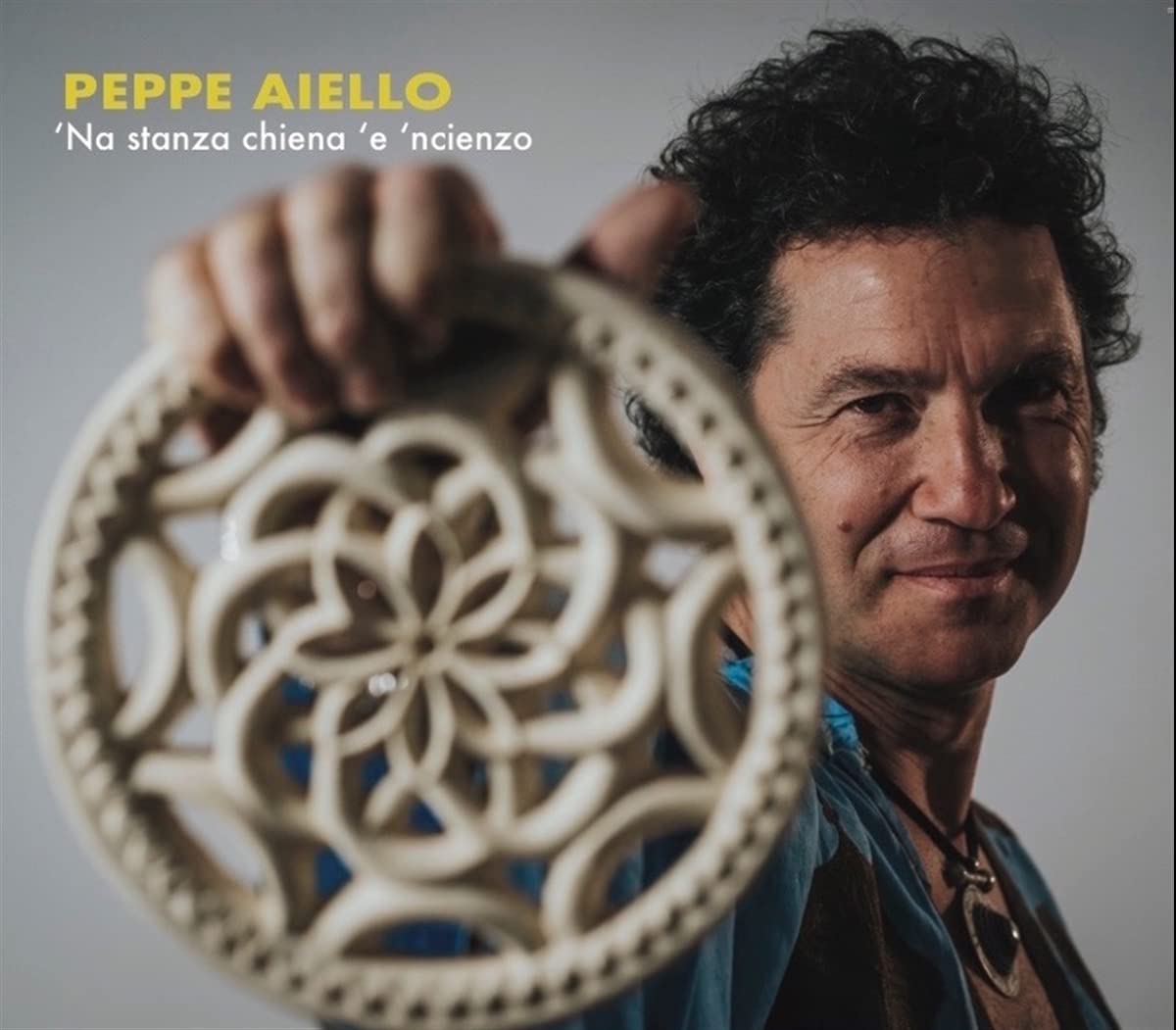`Na stanza chiena `e `ncienzo World Music