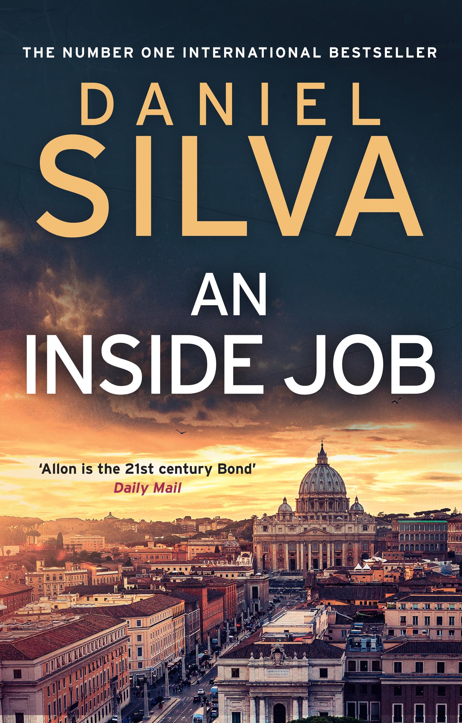 An Inside Job: The edge-of-your-seat spy thriller novel by the New York Times bestselling author (Gabriel Allon) Action & Adventure