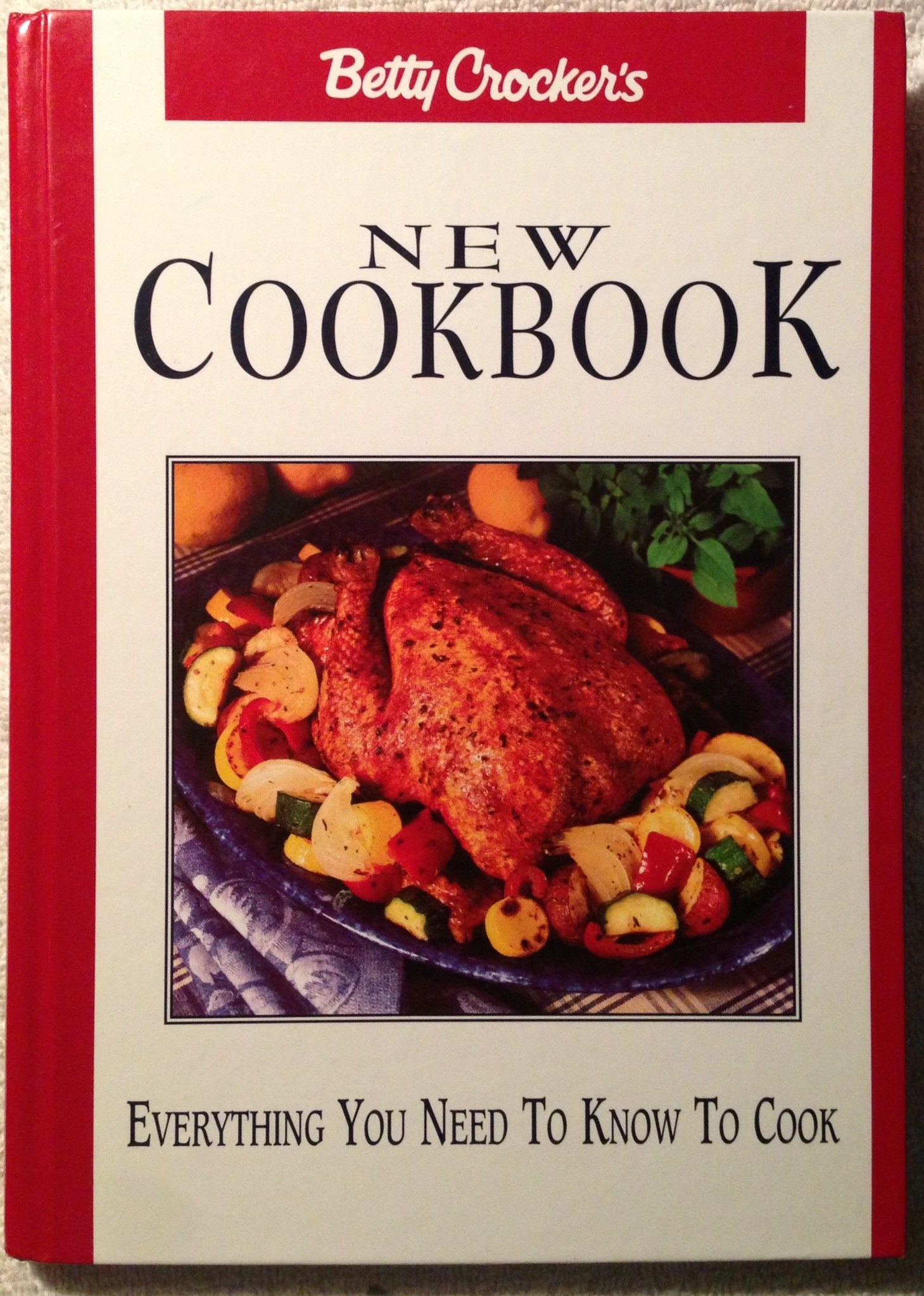 Betty Crocker's New Cookbook: Everything You Need to Know to Cook Cooking & Enjoying