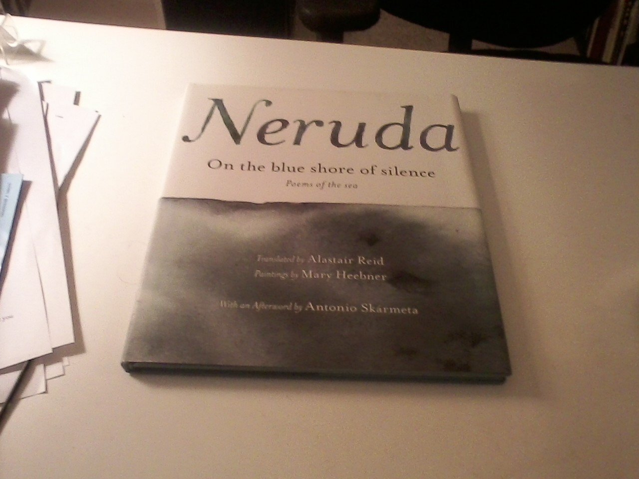 On the Blue Shore of Silence A la Orilla Azul del Silencio (Spanish edition): Poemas frente al mar (Bilingual) Poetry