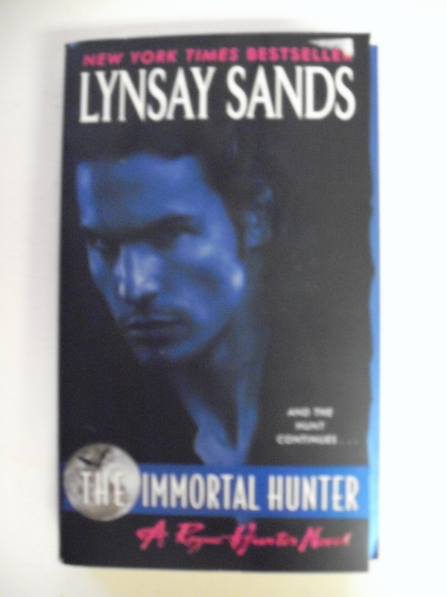 The Immortal Hunter: A Paranormal Romance Where a Vampire Protector and a Mortal Doctor Fall in Love (Argeneau Vampire, 11, Band 2) Horror & Mystery