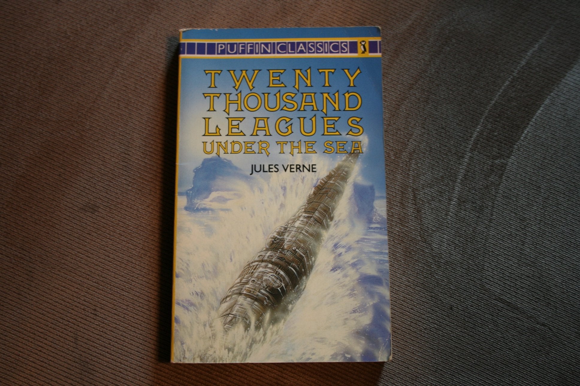 Twenty Thousand Leagues Under the Sea (Puffin Classics) Classics