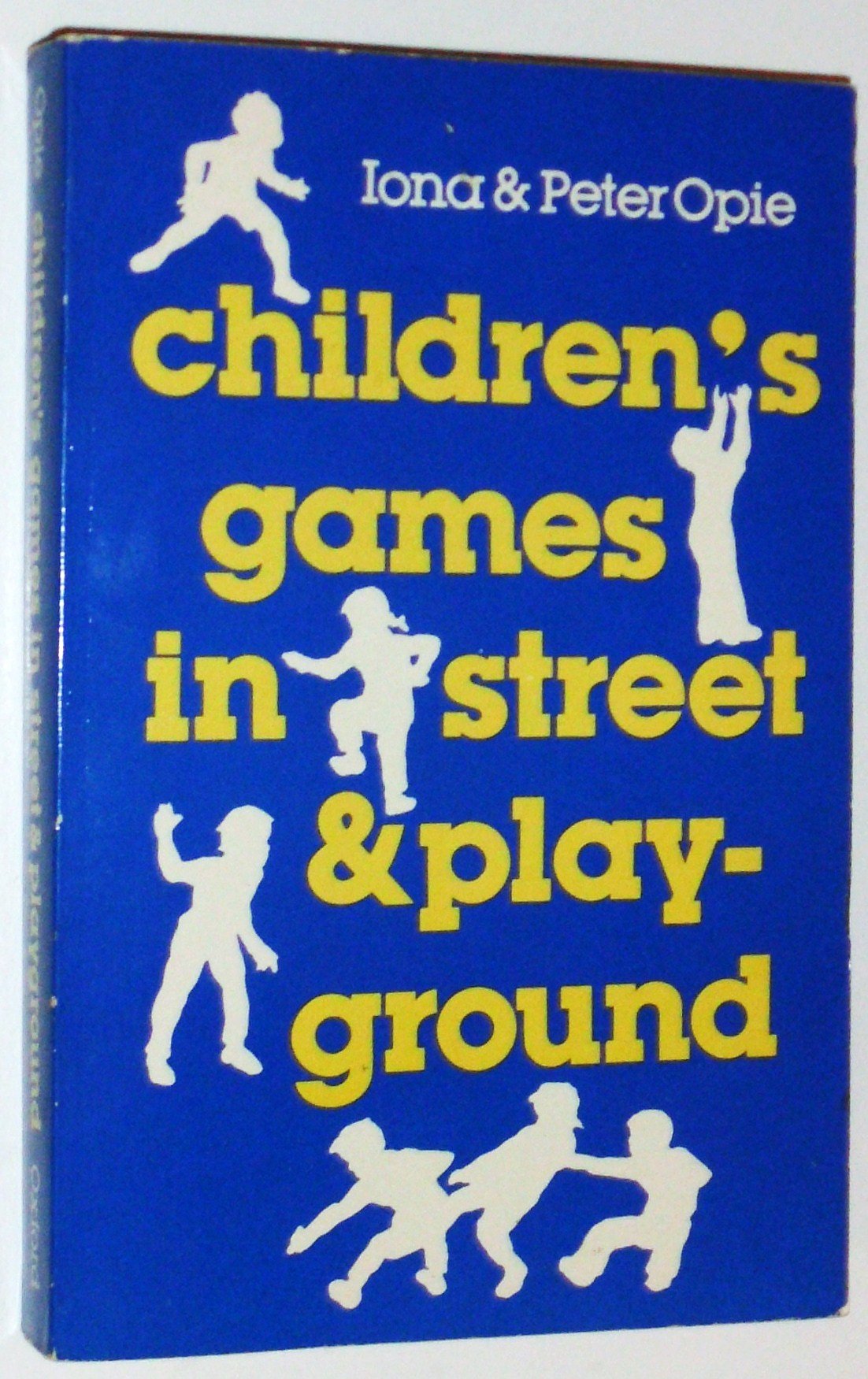 Children's Games in Street and Playground: Chasing, Catching, Seeking, Hunting, Racing, Duelling, Exerting, Daring, Guessing, Acting, Pretending (Oxford Paperbacks) Social Sciences