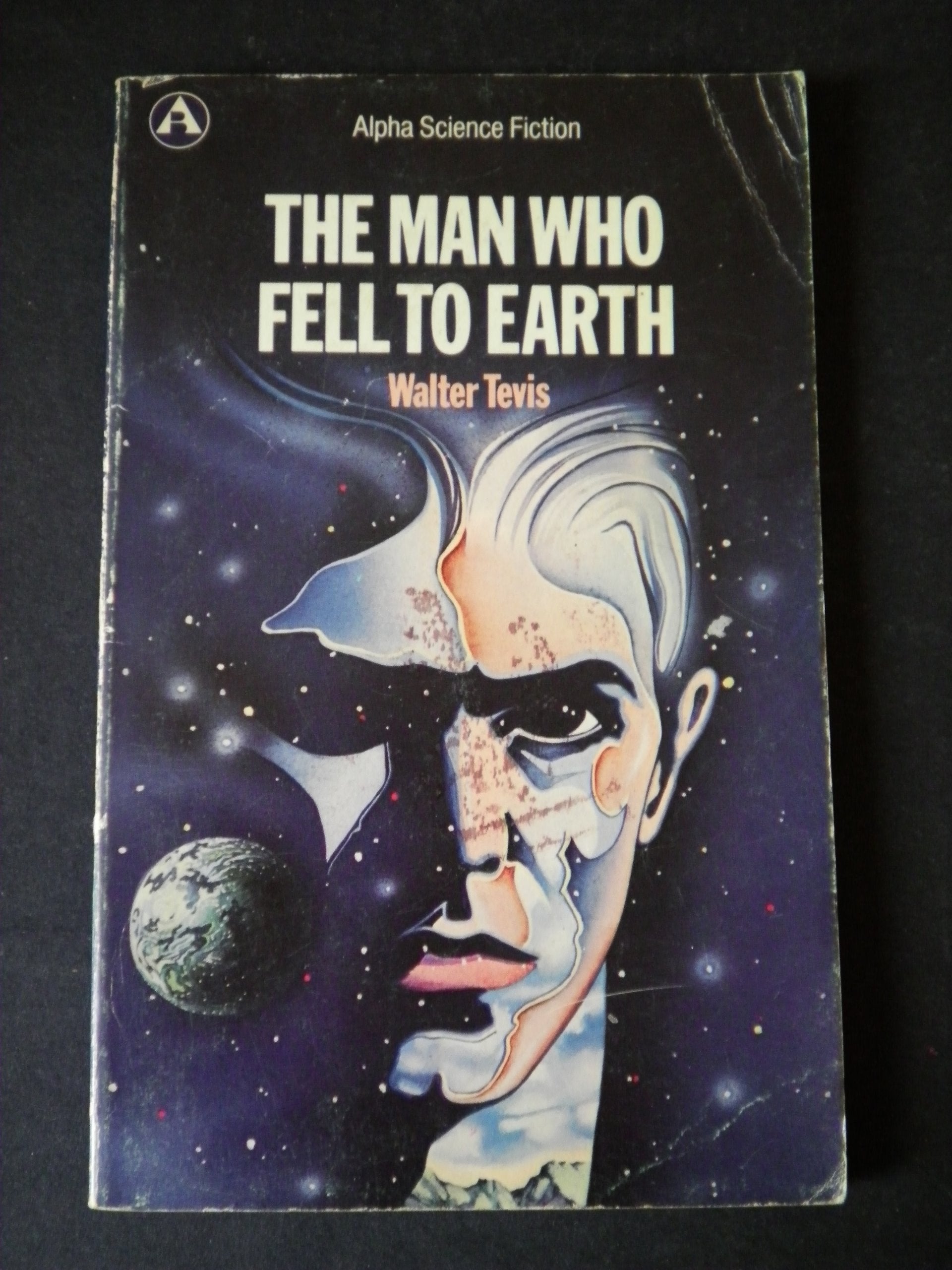 Man Who Fell to Earth (Alpha Books S.) Social Sciences