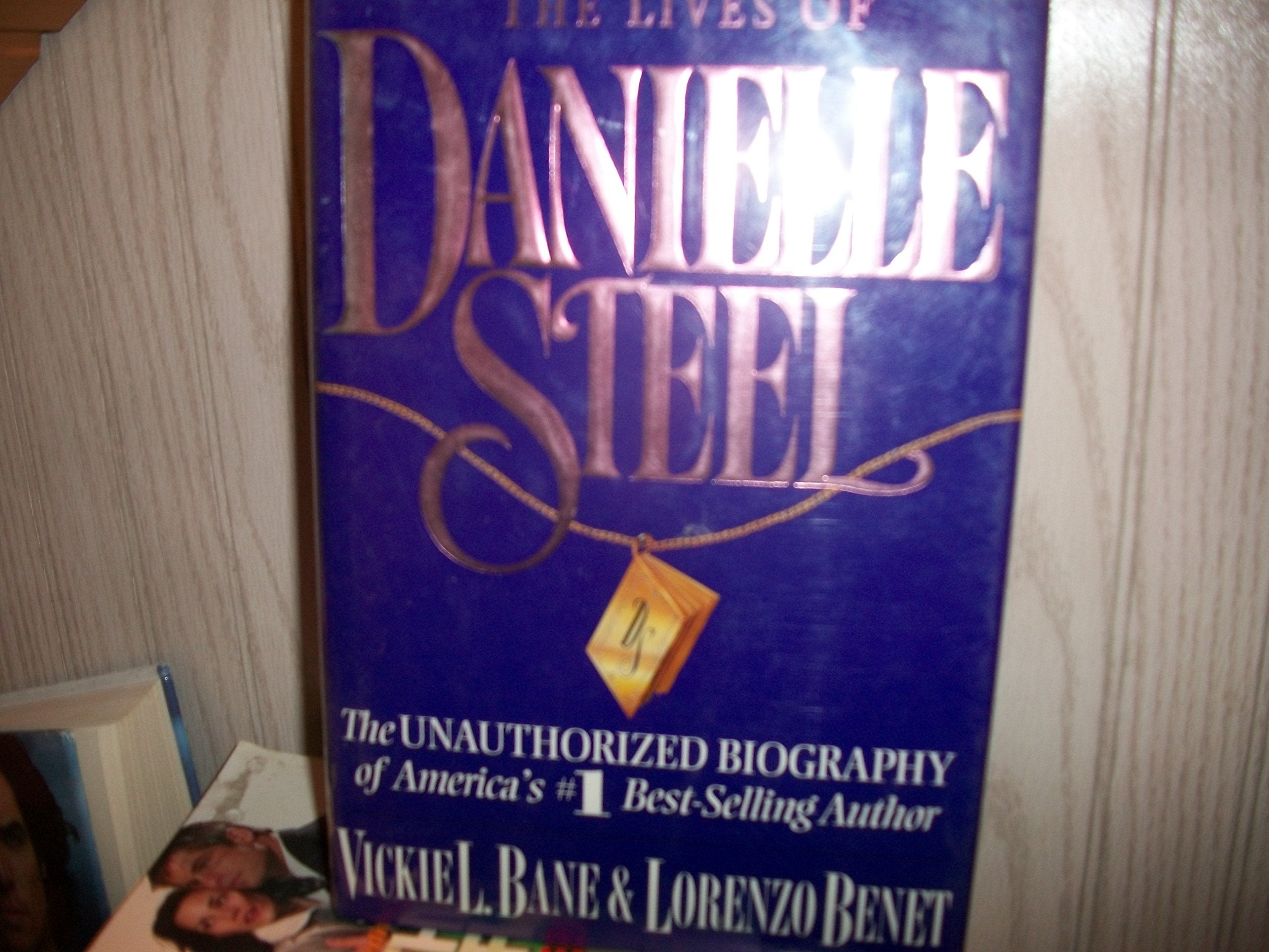 The Lives of Danielle Steel: The Unauthorized Biograpy of America's #1 Best-Selling Author Contemporary literature