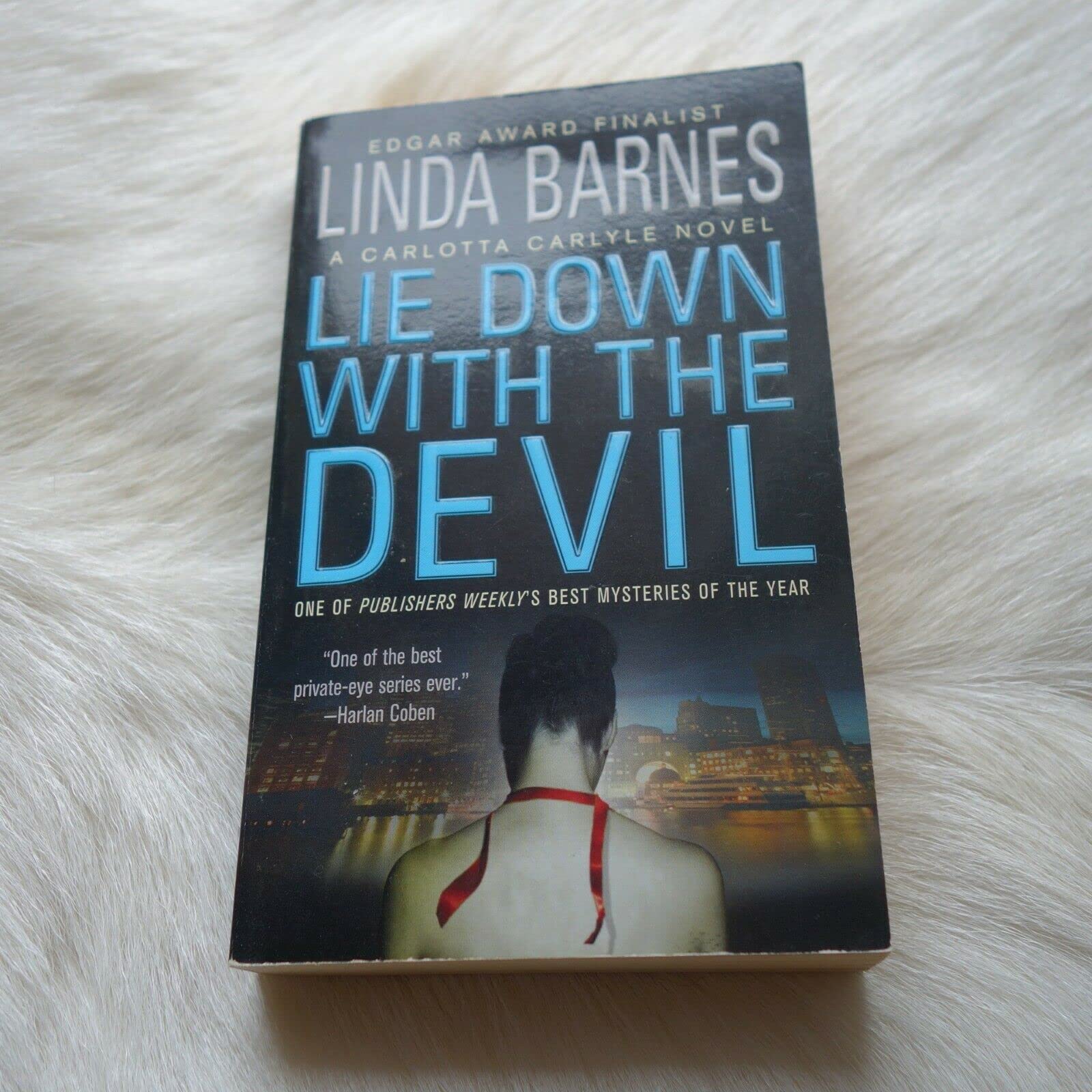 Lie Down With the Devil (Carlotta Carlyle Mystery) Contemporary literature