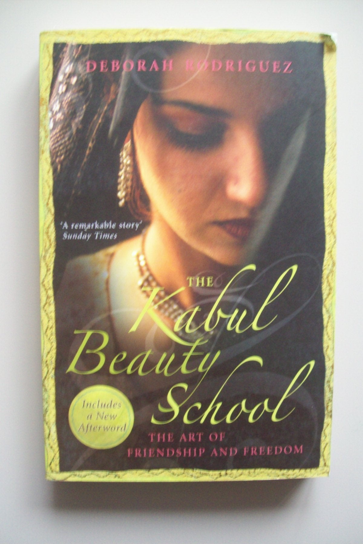 The Kabul Beauty School: The Art of Friendship and Freedom. Includes a New Afterword Social Sciences