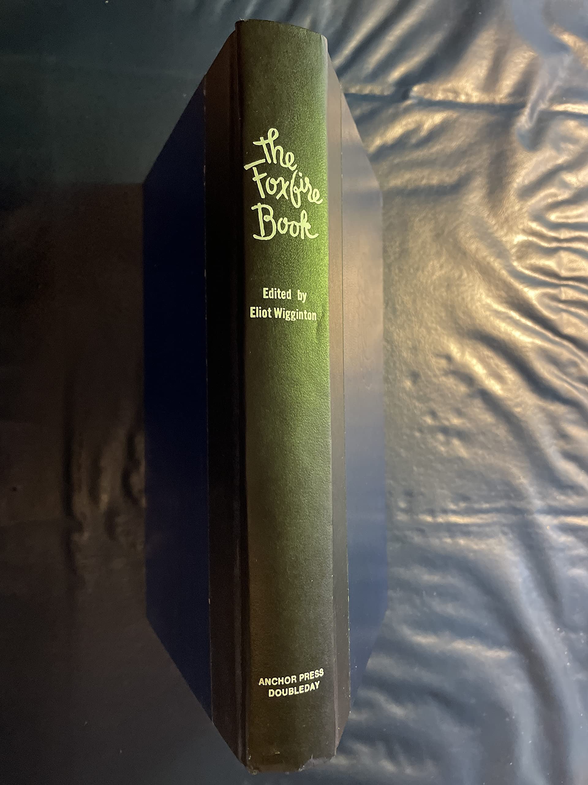 The Foxfire Book: Hog Dressing, Log Cabin Building, Mountain Crafts and Foods, Planting by the Signs, Snake Lore, Hunting Tales, Faith Healing, Moon Hobbies & Crafts