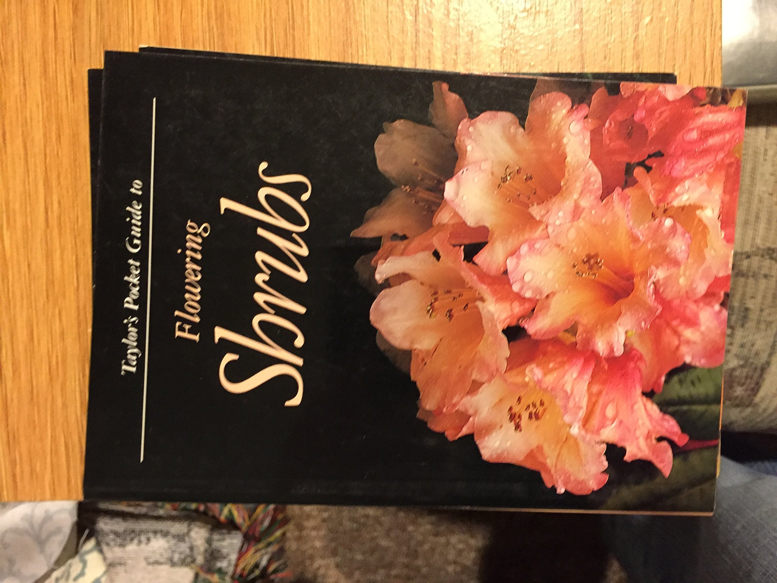 Taylor's Pocket Guide to Flowering Shrubs (Taylor's pocket guides) Garden & Plants