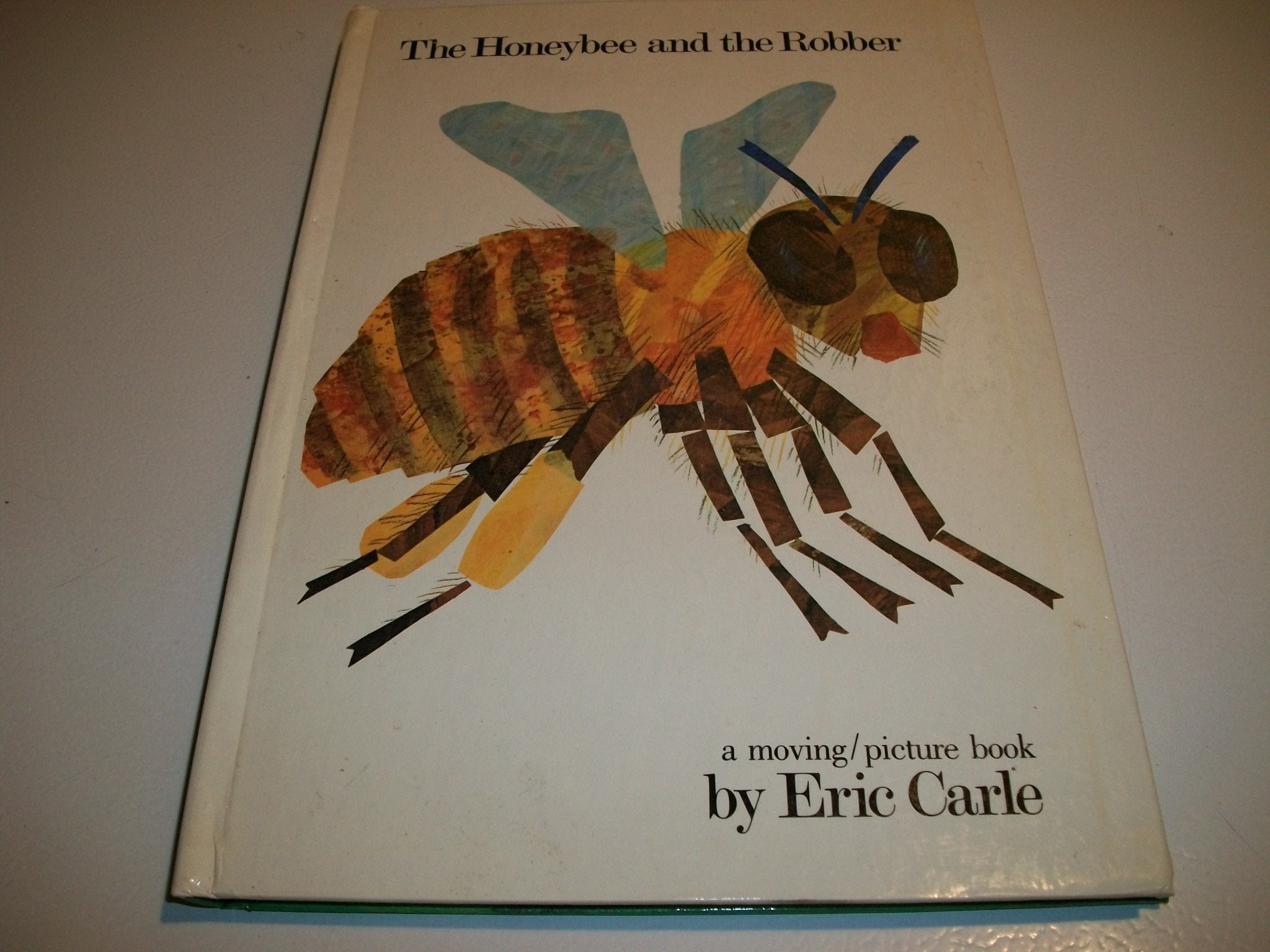 The Honeybee and the Robber: A Moving Pictures Pop-Up Book Novels & Short Stories