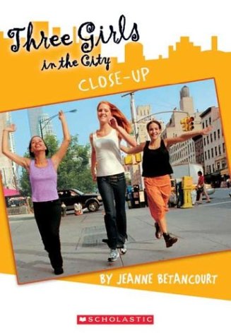 Close-Up (4) (Three Girls in the City, Band 4) Non-fiction