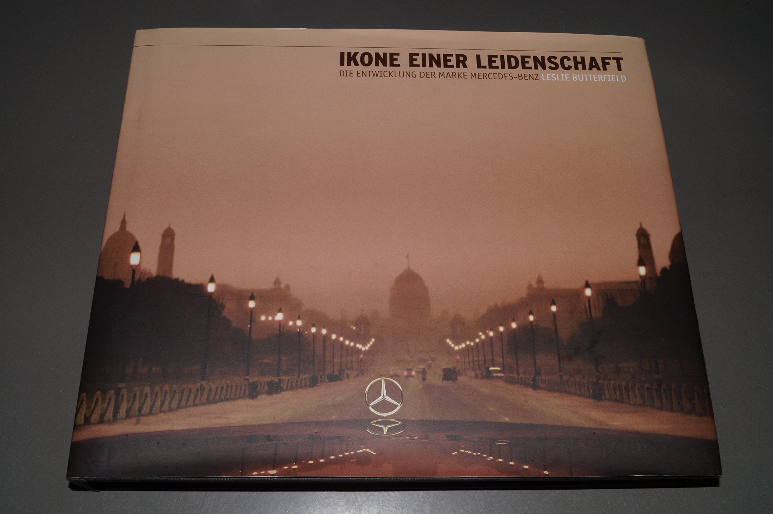 Ikone einer Leidenschaft: Die Erfolgsgeschichte von Mercedes Benz: Die Entwicklung der Marke Mercedes-Benz Law