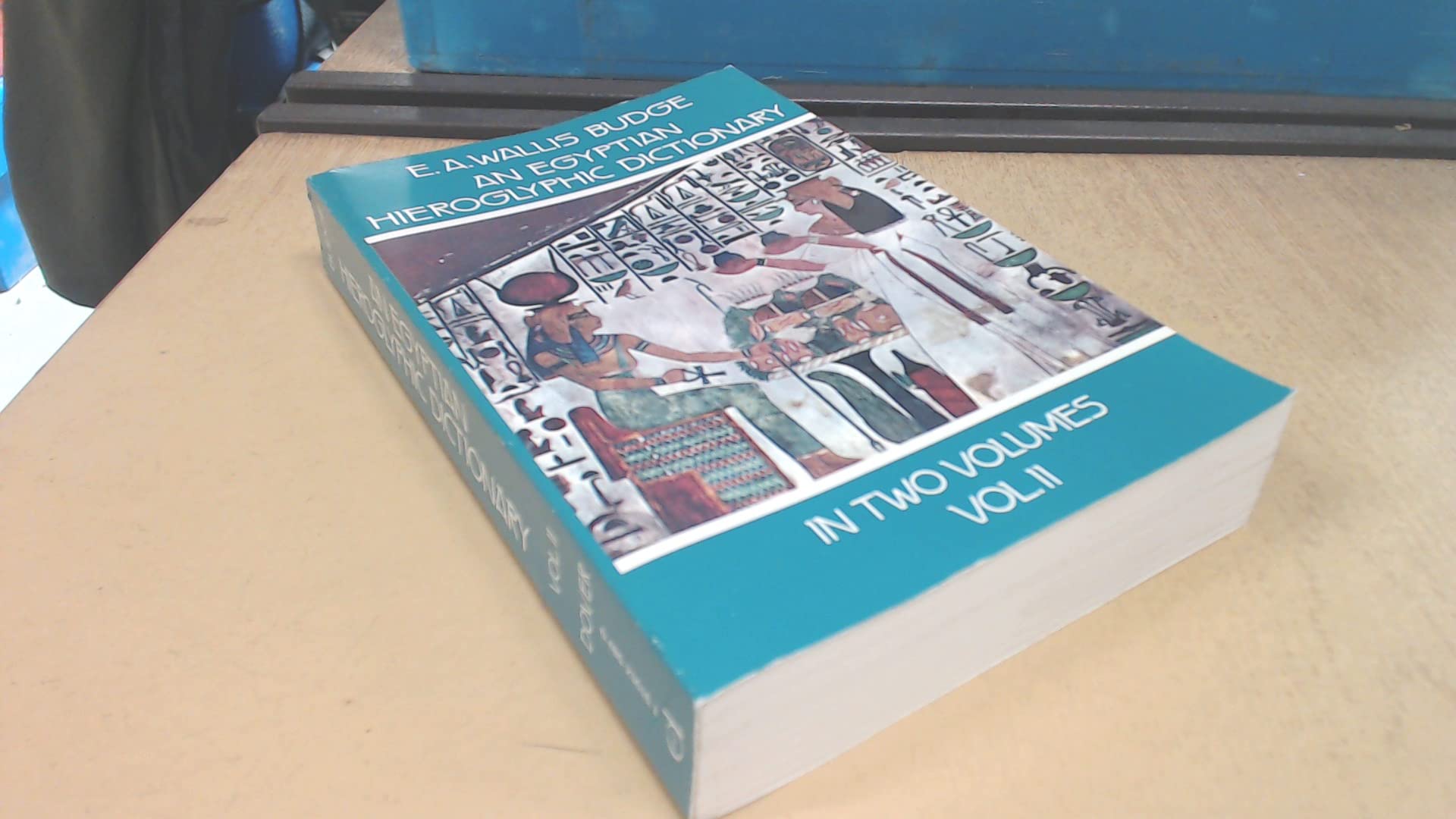 An Egyptian Hieroglyphic Dictionary: With an Index of English Words, King List, an Geographical List With Indexes, List of Hieroglyphic Characters, (Dover Language Guides) Social Sciences