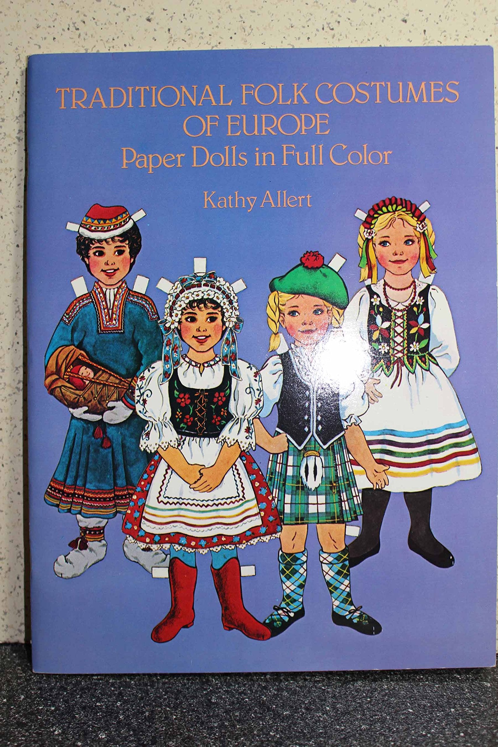 Traditional Folk Costumes of Europe Paper Dolls in Full Color: Paper Dolls in Full Colour Hobbies & Crafts