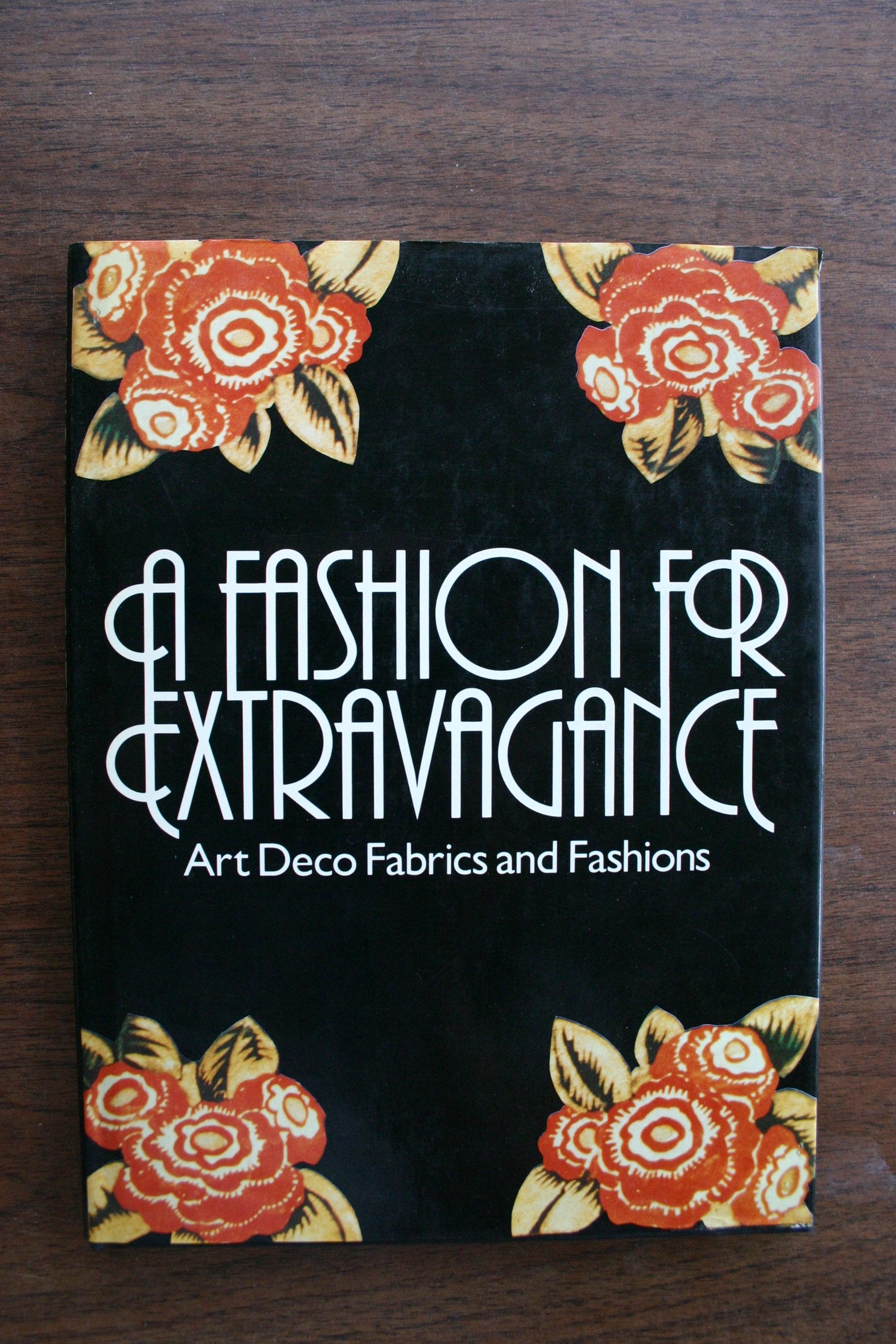 A Fashion for Extravagance: Art Deco Fabrics and Fashions Books