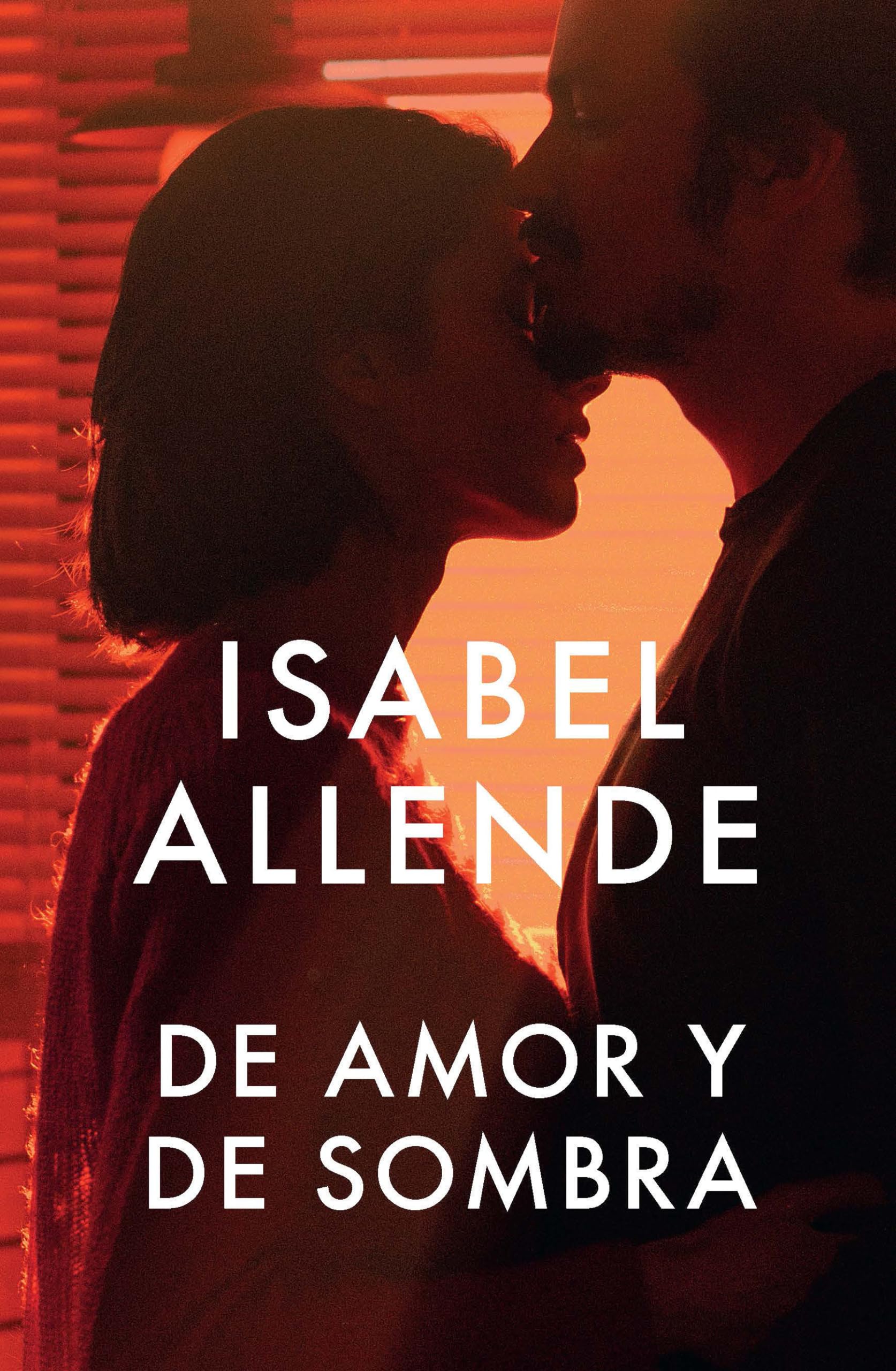 De amor y de sombra/ Of Love and Shadows: Spanish-Language Edition of of Love and Shadows (Vintage Espanol) Historical Fiction