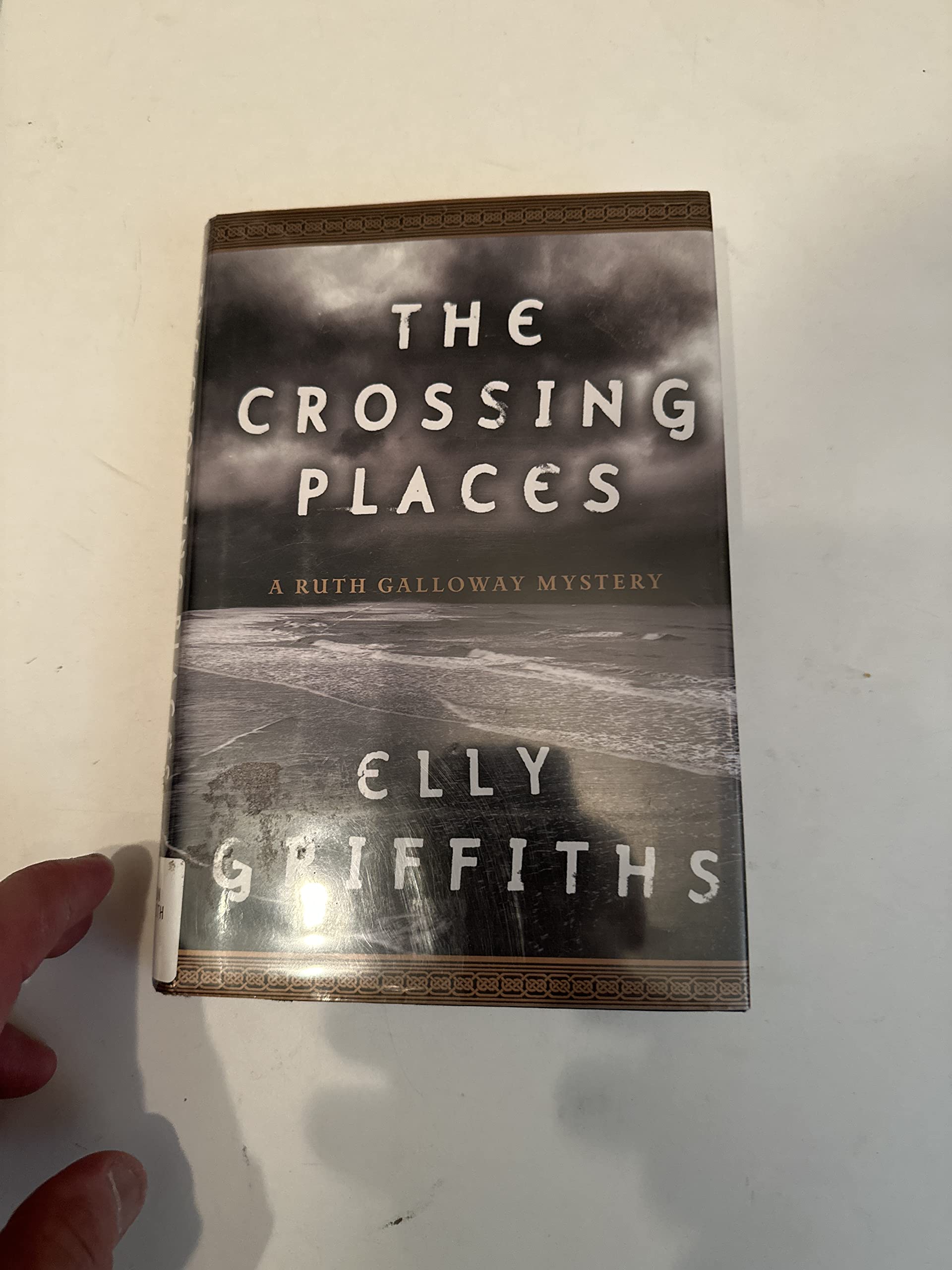 The Crossing Places (Ruth Galloway Mysteries) Detective & CSI