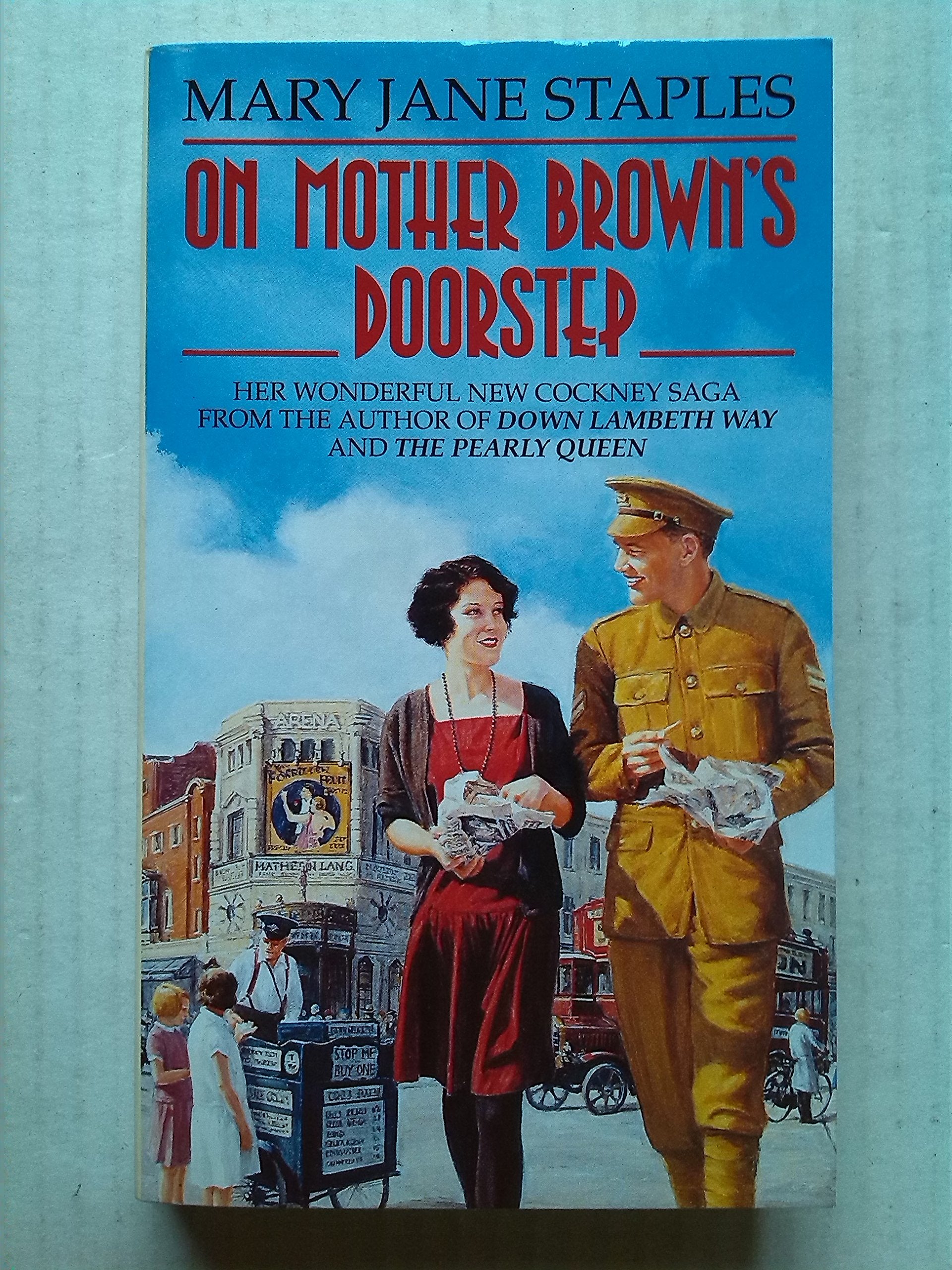 On Mother Brown's Doorstep (The Adams Family, Band 4) Contemporary literature Books