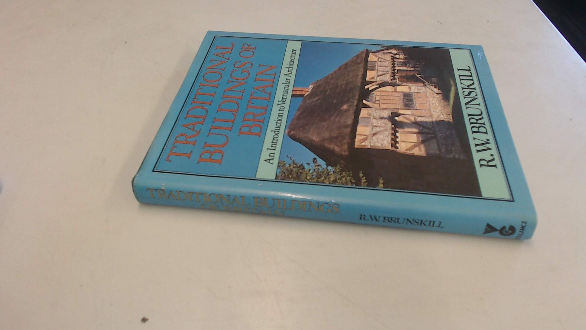 Traditional Buildings of Britain: Introduction to Vernacular Architecture Architecture