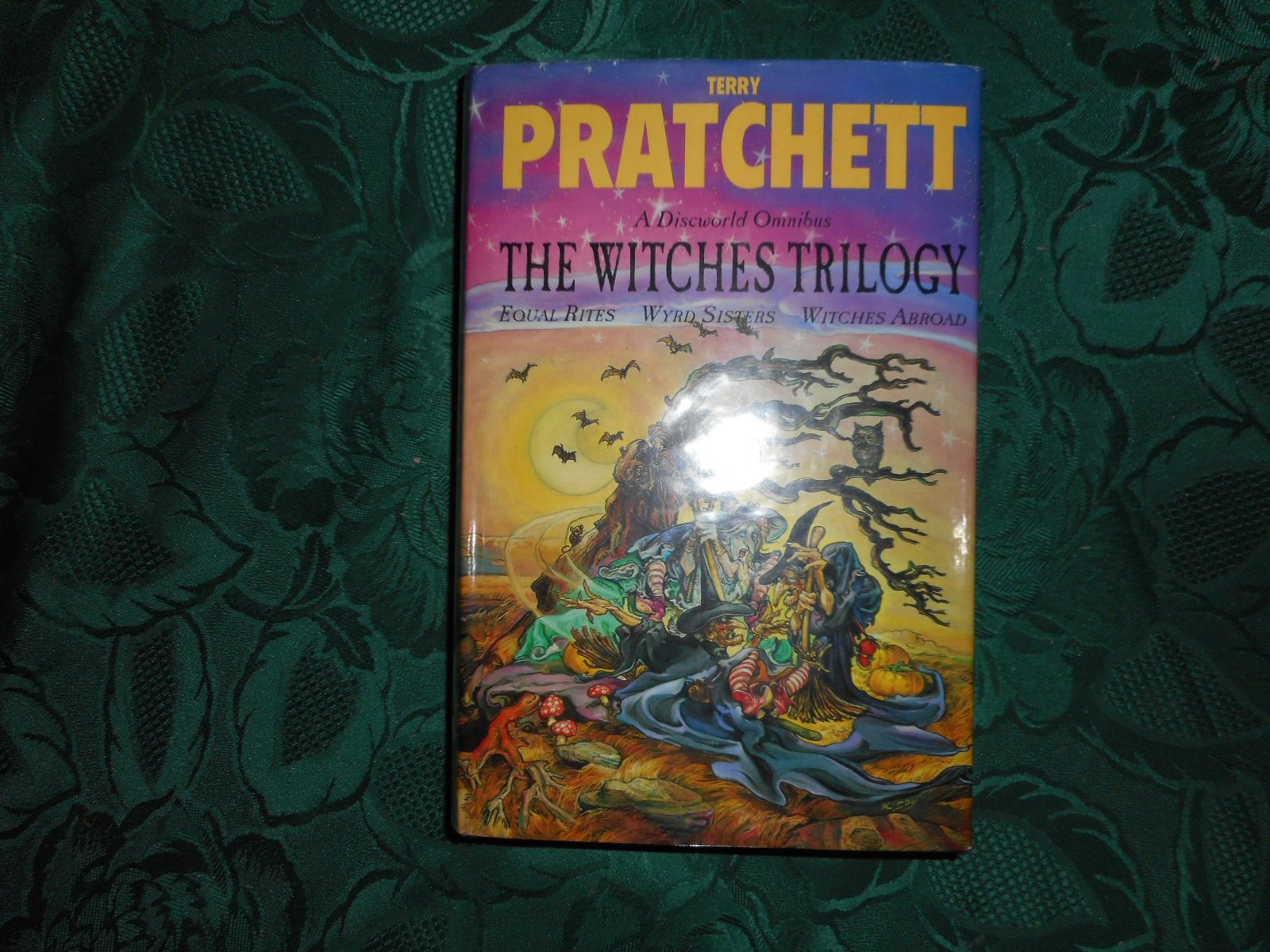 A Discworld Omnibus: "Equal Rites", "Wyrd Sisters", "Witches Abroad" Fantasy & Sci-Fi