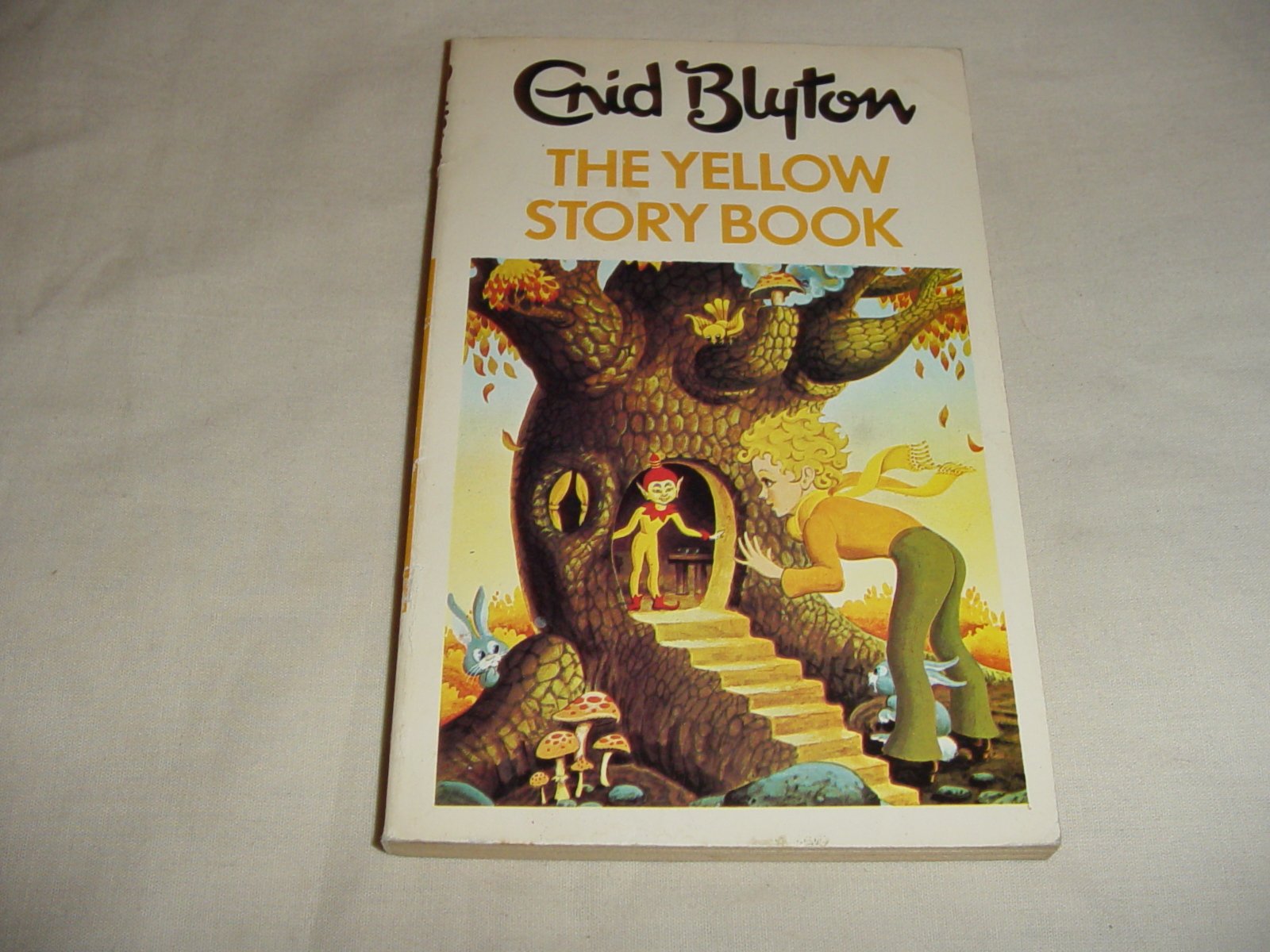Yellow Story Book (The Dragon Books) Books