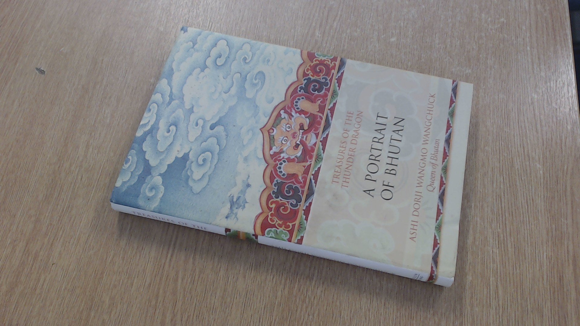 Treasures of the Thunder Dragon: A Portrait of Bhutan Contemporary literature Books