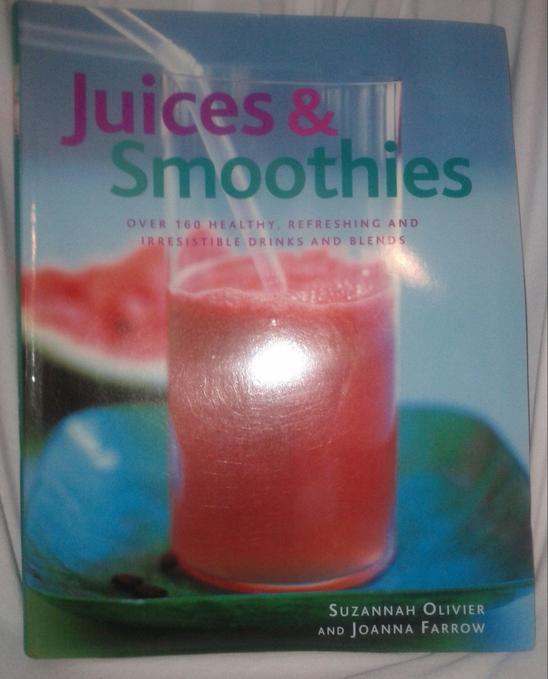 Juices & Smoothies: Over 160 Healthy, Refreshing and Irrestible Drinks and Blend book