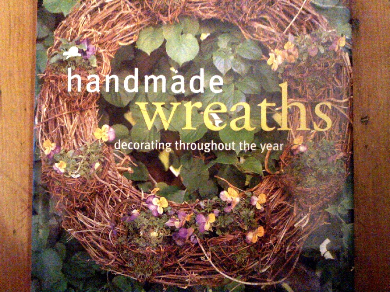 Country Living Handmade Wreaths: Decorating Throughout the Year book