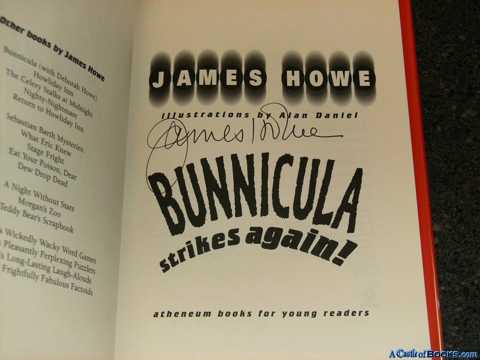 Bunnicula Strikes Again! (Bunnicula and Friends, Band 6) Novels & Short Stories