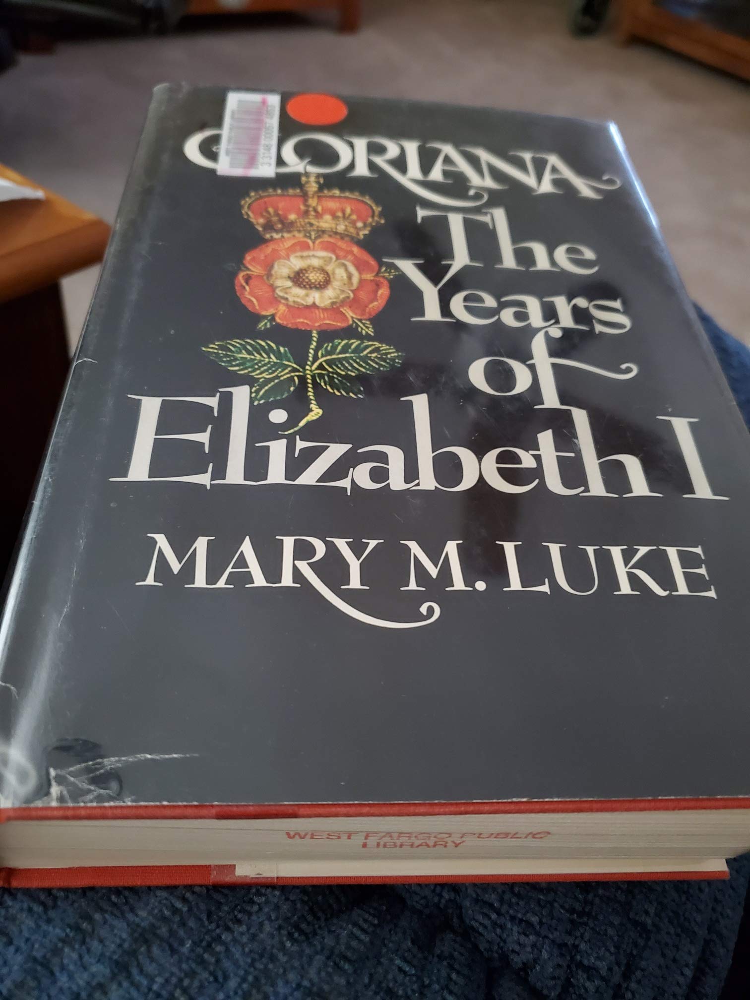 Gloriana : the Years of Elizabeth I / by Mary M. Luke Books