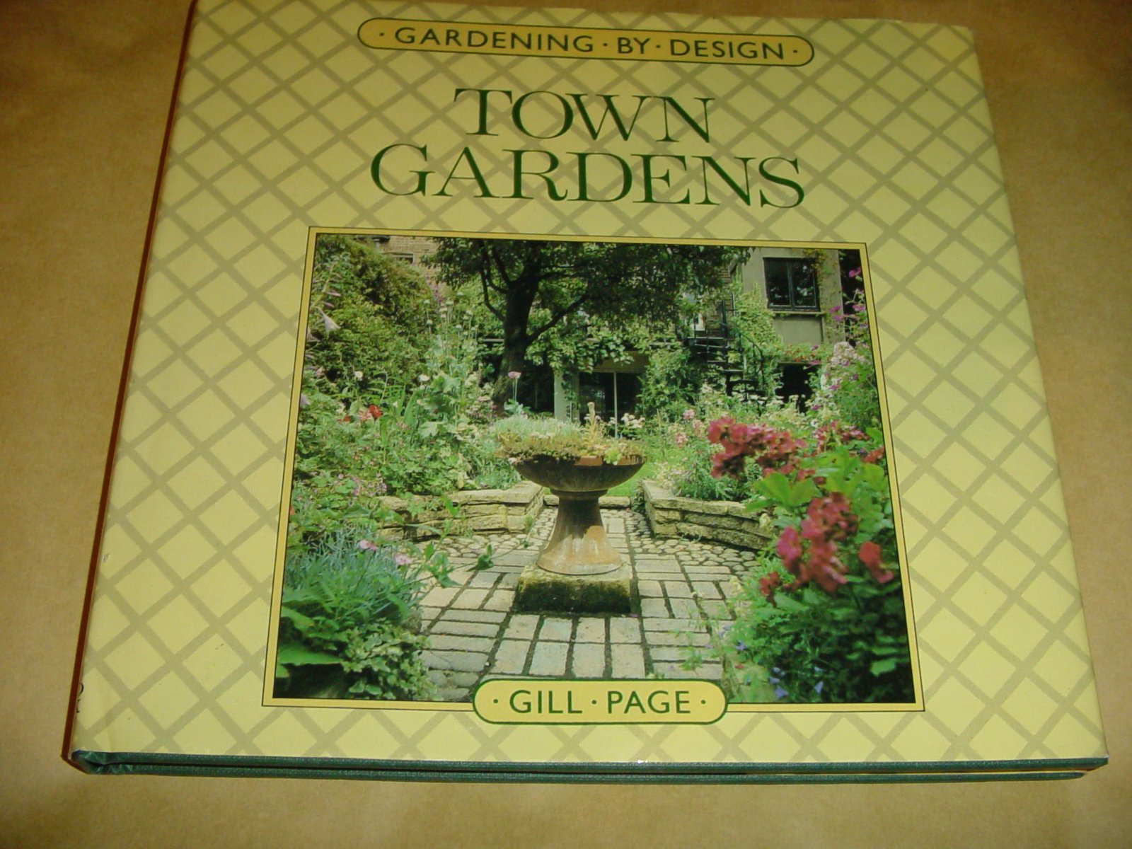 Town Gardens (Gardening by design) Architecture