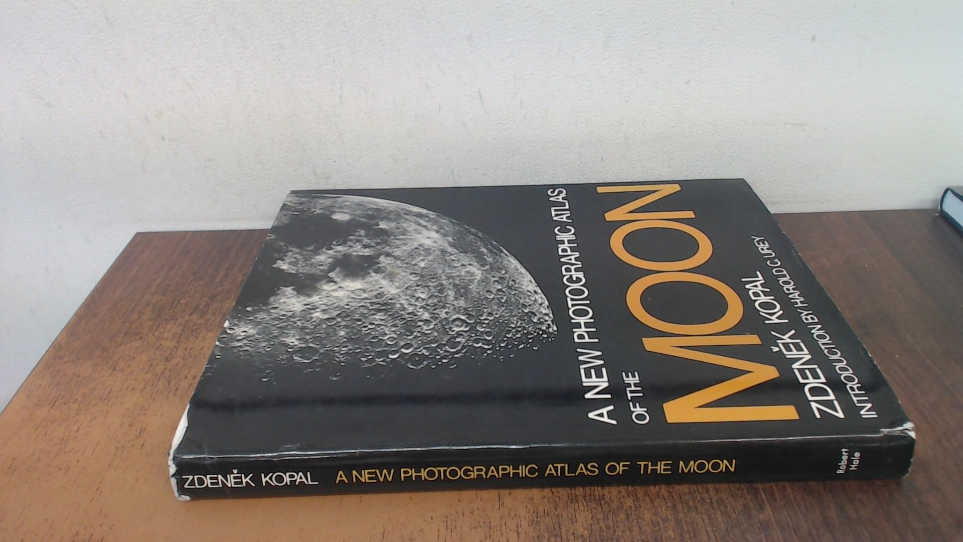 New Photographic Atlas of the Moon Books