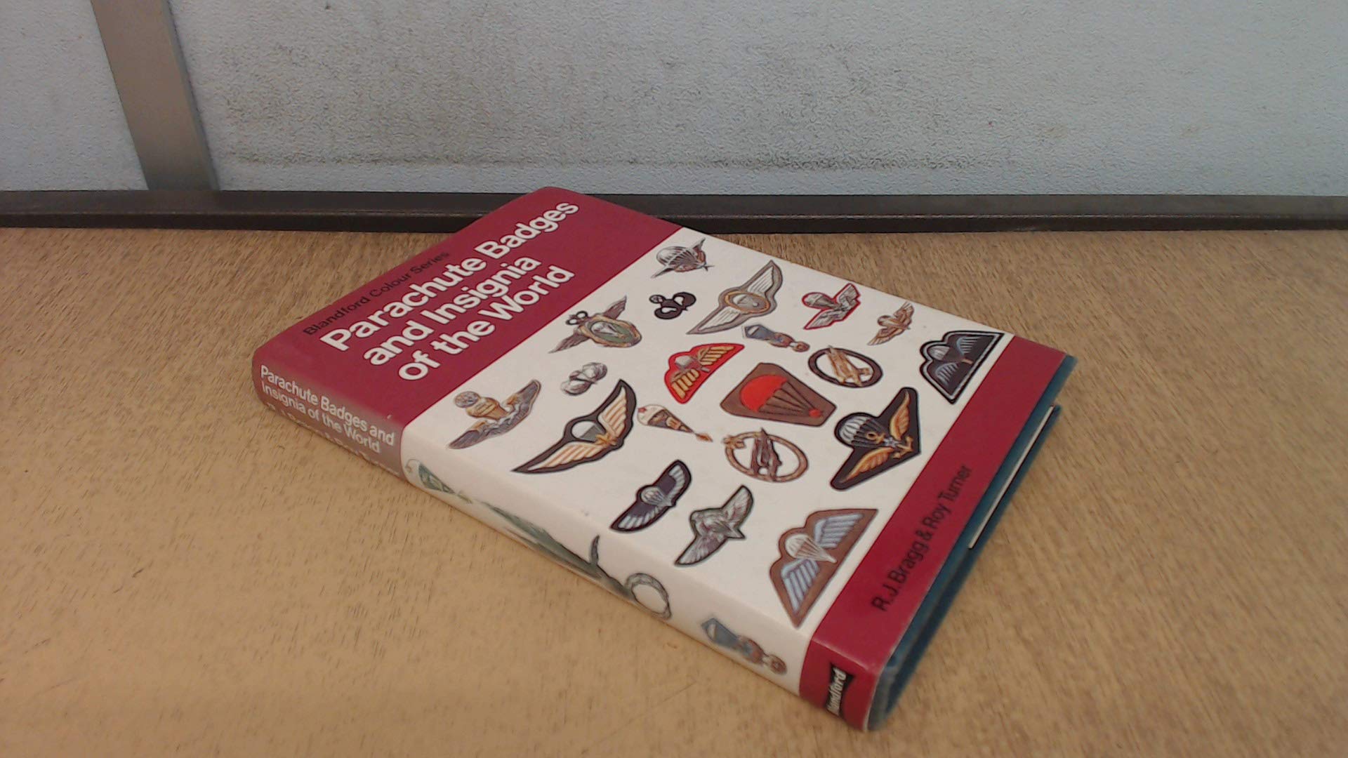 Parachute Badges and Insignia of the World book