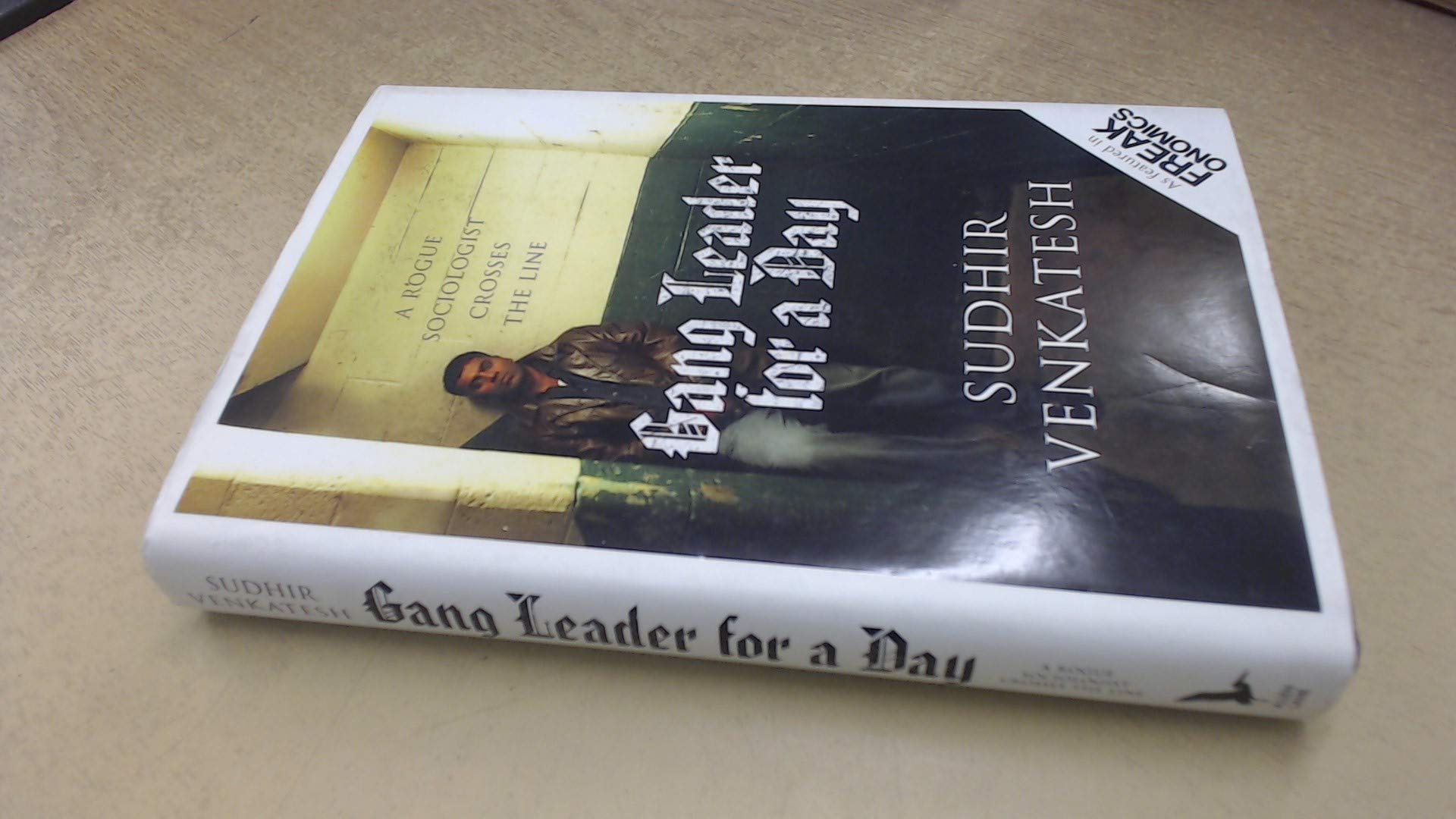 Gang Leader for a Day: A Rogue Sociologist Crosses the Line Books