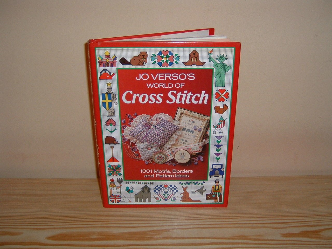 Jo Verso's World of Cross Stitch: 1001 Motifs, Borders and Pattern Ideas Film, Art & Culture
