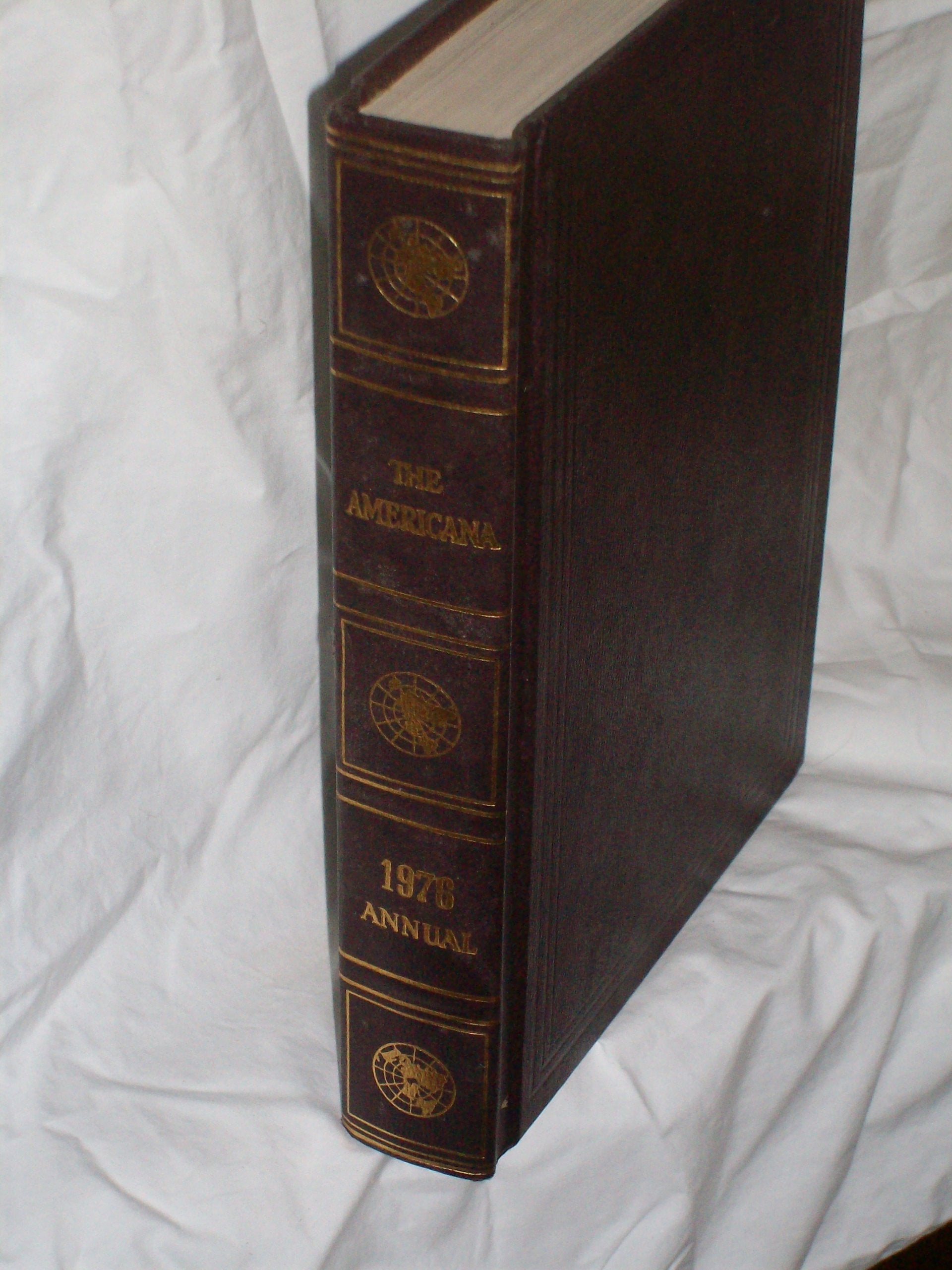 The Americana Annual 1976 - An Encyclopedia of the events of 1975 / Yearbook of the Encyclopedia Americana Professional & Reference Books