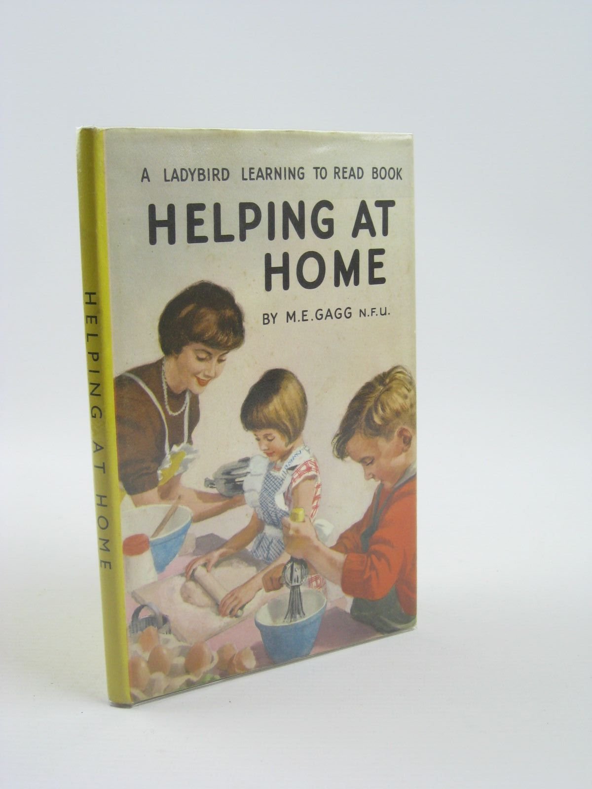 Helping at Home (A Ladybird book series 536, Band 8) Psychology