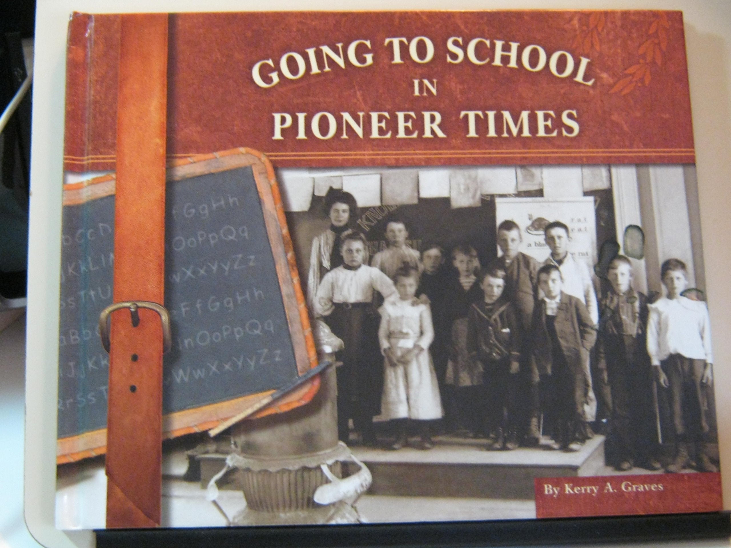 Going to School in Pioneer Times (Blue Earth Books:Going to School in History) Non-fiction