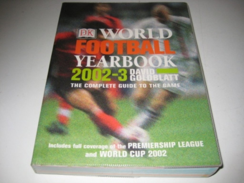 DK World Football Yearbook 2002-3: The Complete Guide to the Game Reference Books