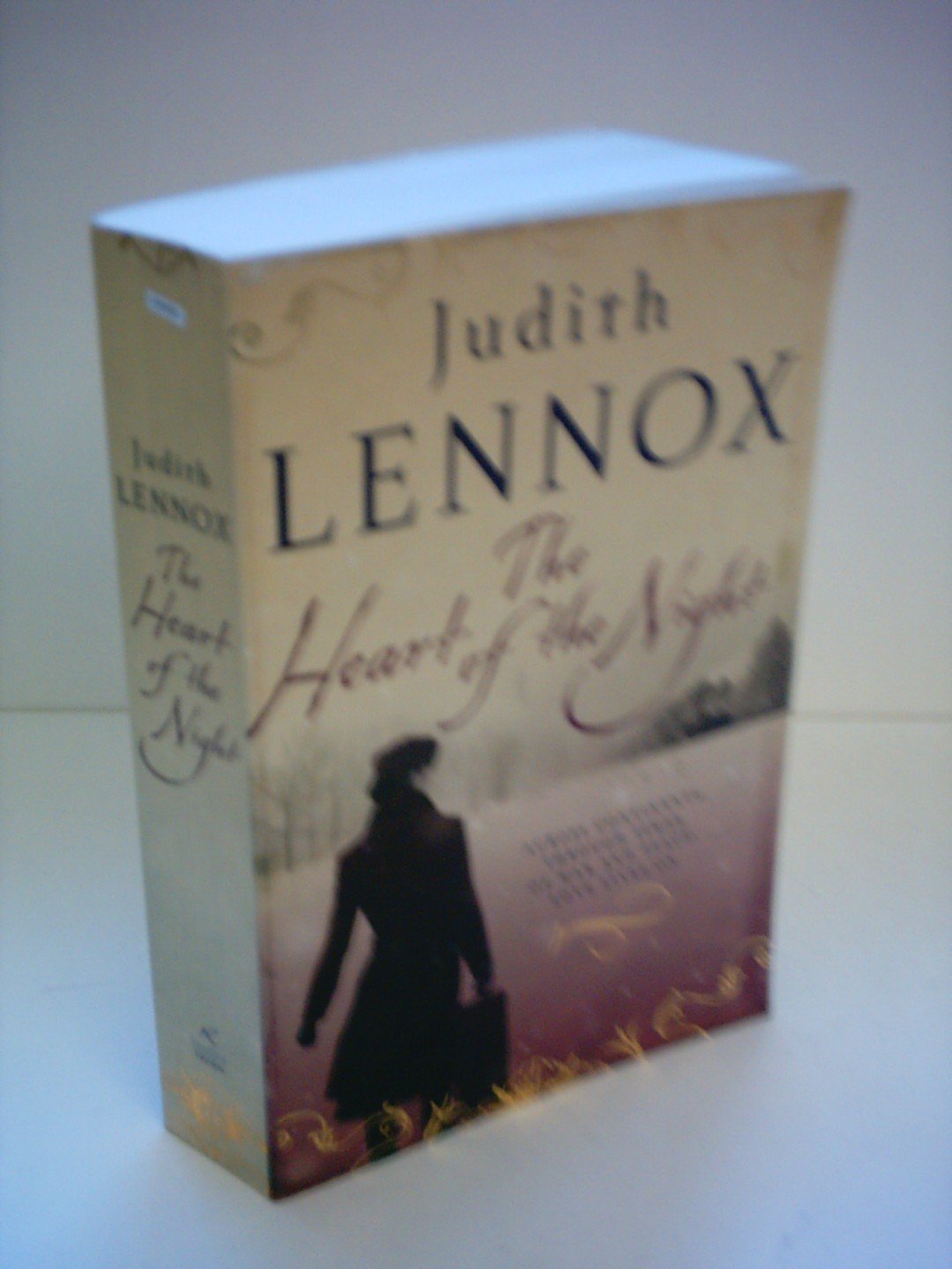 The Heart of the Night: An epic wartime novel of passion, betrayal and danger Contemporary literature Books