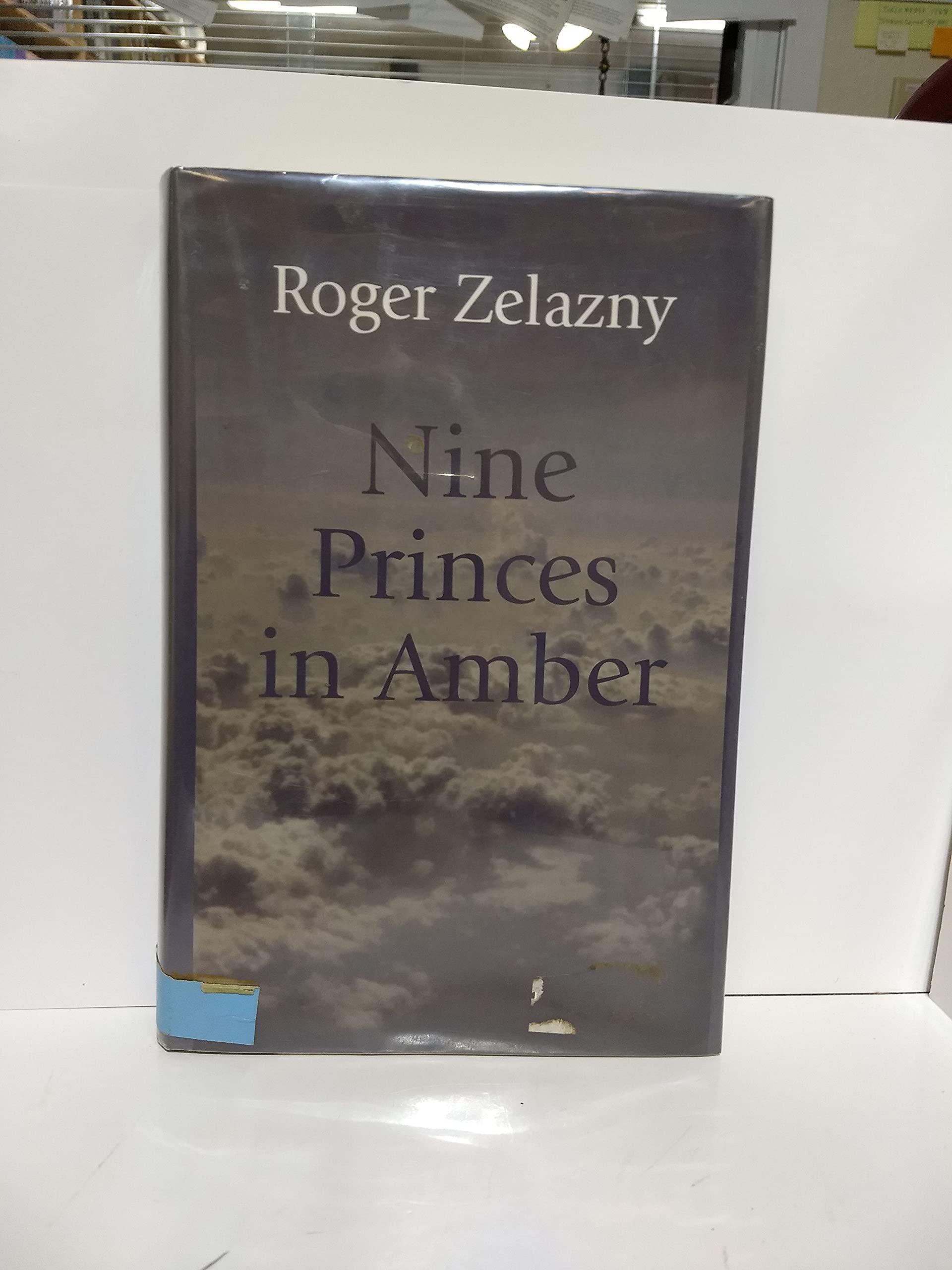 Nine Princes in Amber (Thorndike Press Large Print Science Fiction Series) Fantasy & Sci-Fi