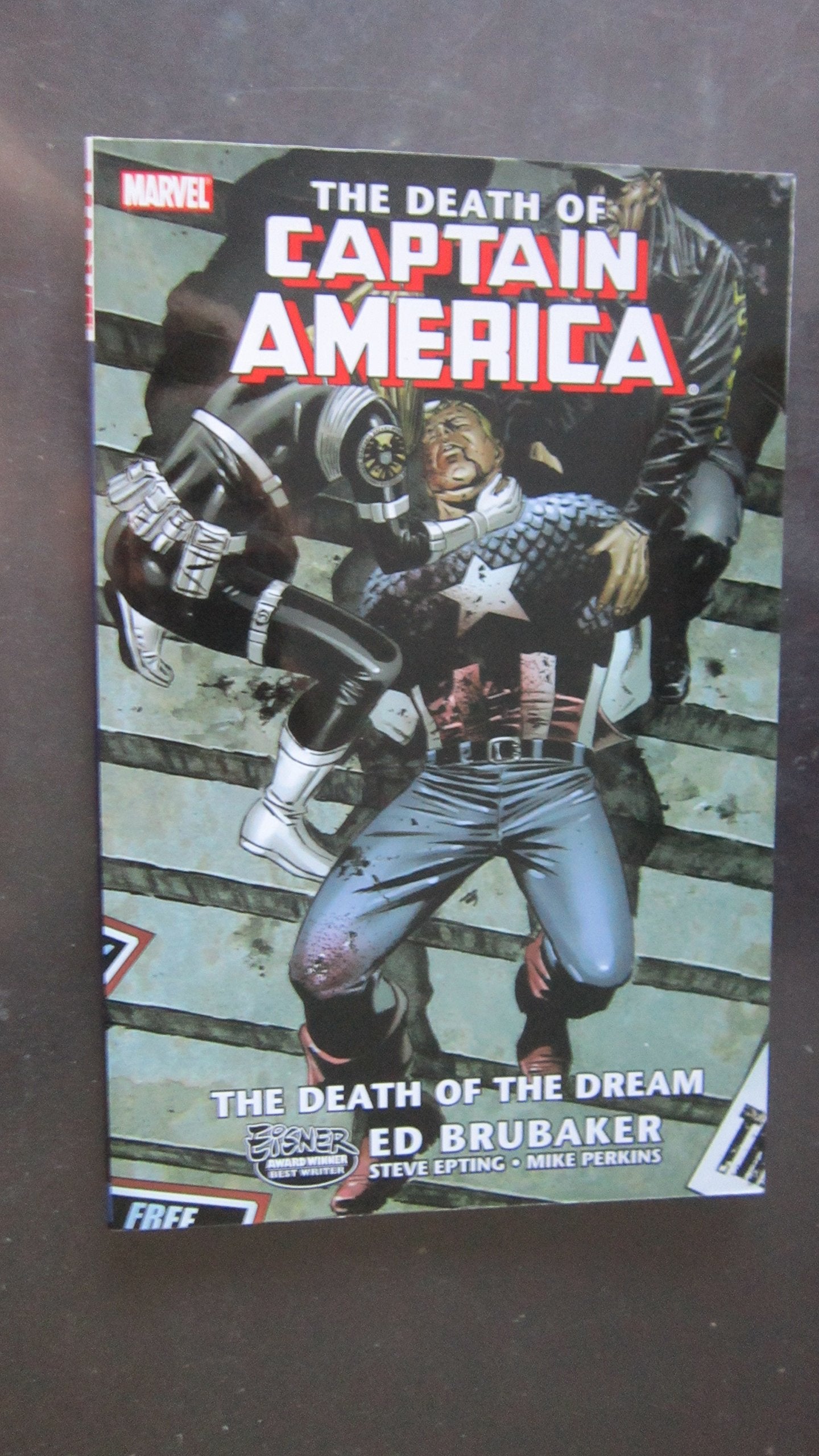 Captain America: The Death of Captain America Volume 1 - The Death of the Dream Manga