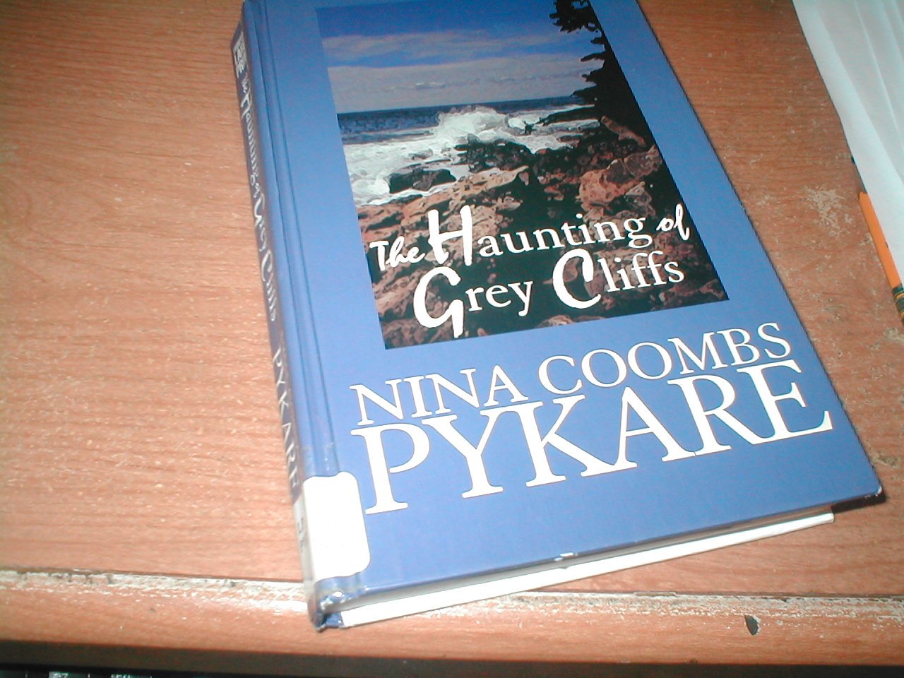 The Haunting of Grey Cliffs (Thorndike Press Large Print Romance Series) Contemporary literature