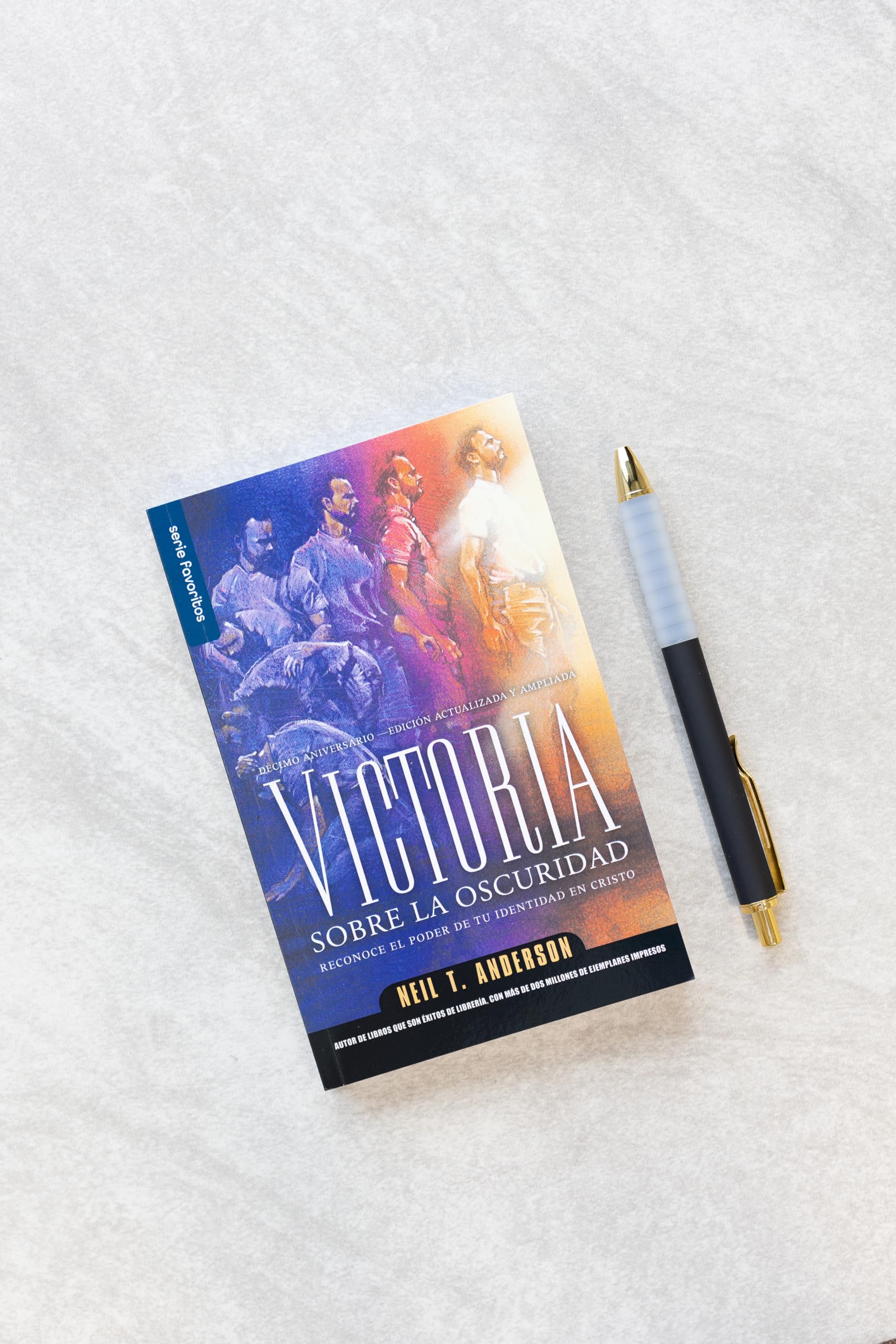 Victoria sobre la oscuridad/ Victory over the Darkness: Reconoce El Poder De Tu Identidad En Cristo book