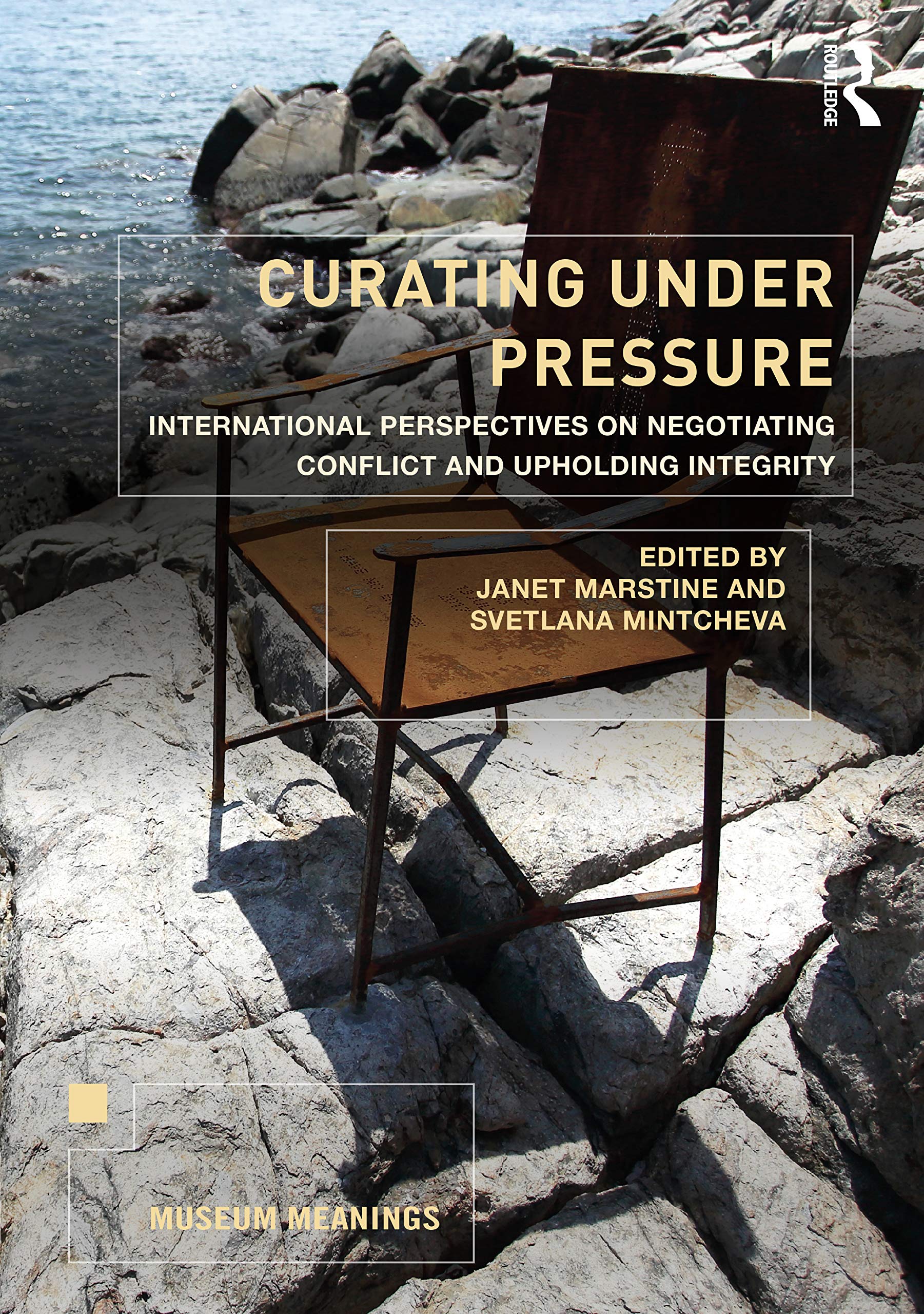 Curating Under Pressure: International Perspectives on Negotiating Conflict and Upholding Integrity (Museum Meanings) Social Sciences