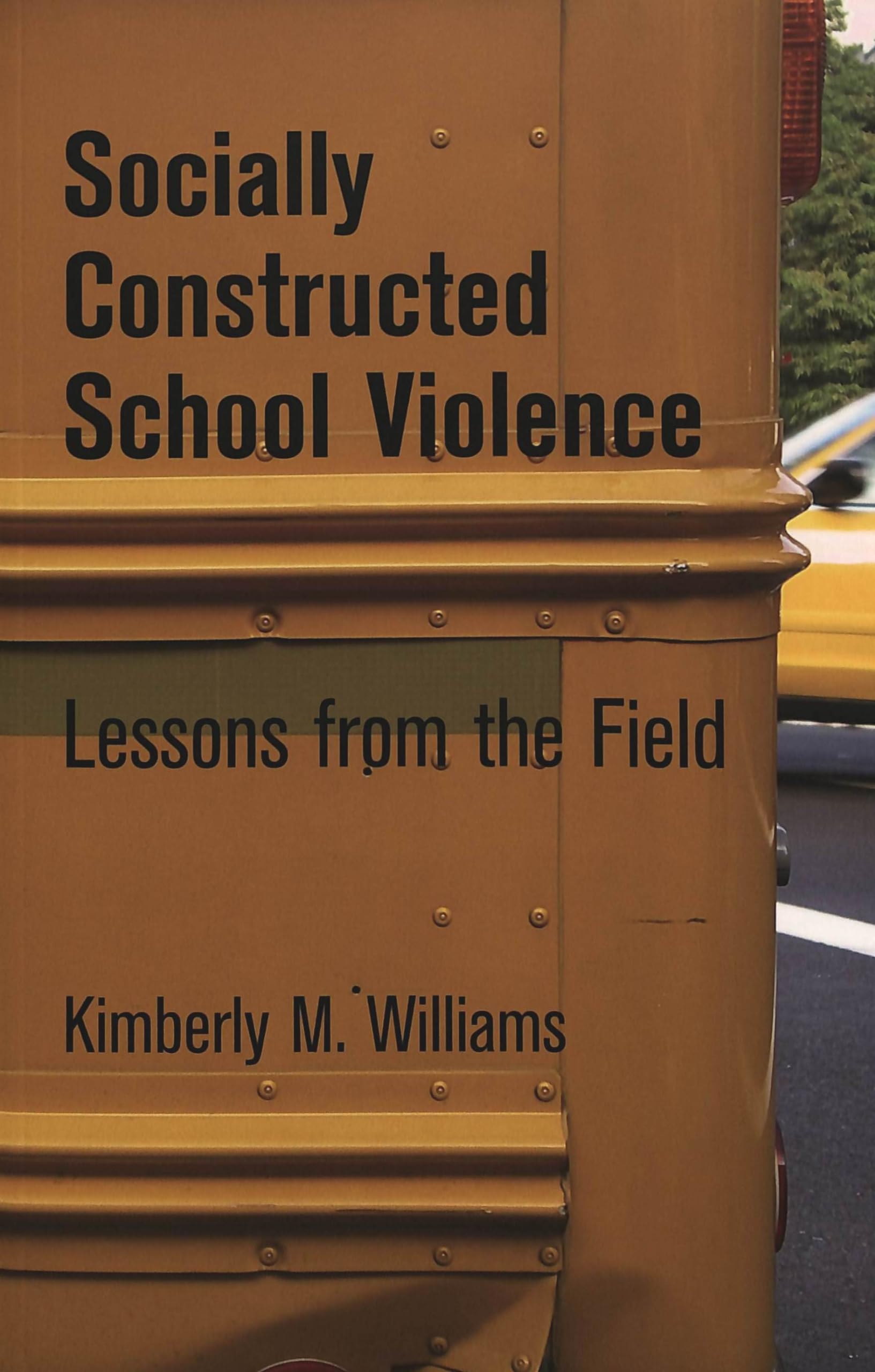 Socially Constructed School Violence: Lessons from the Field (Counterpoints / Studies in Criticality, Band 281) Social Sciences