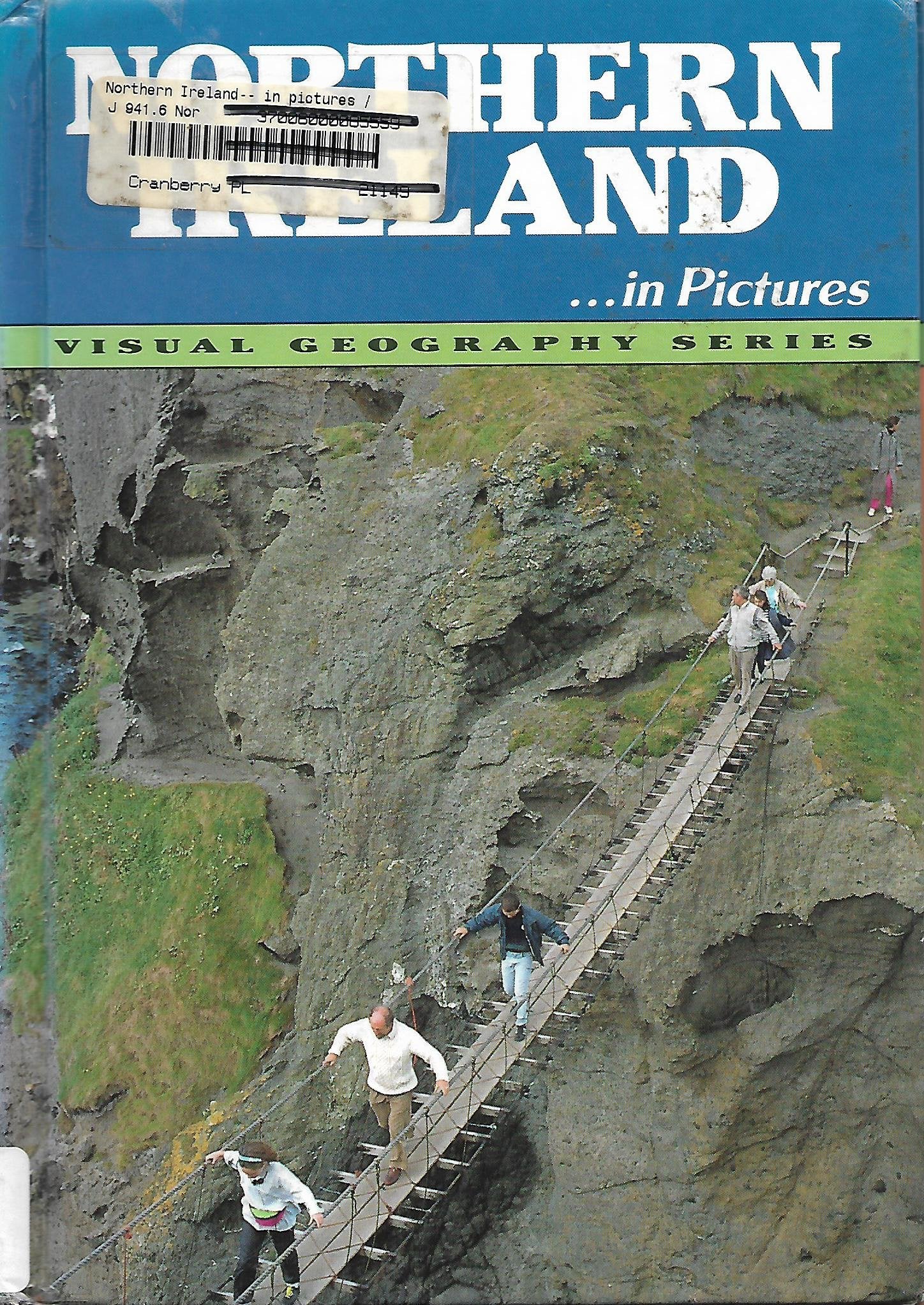 Northern Ireland in Pictures (Visual Geography Series) Education